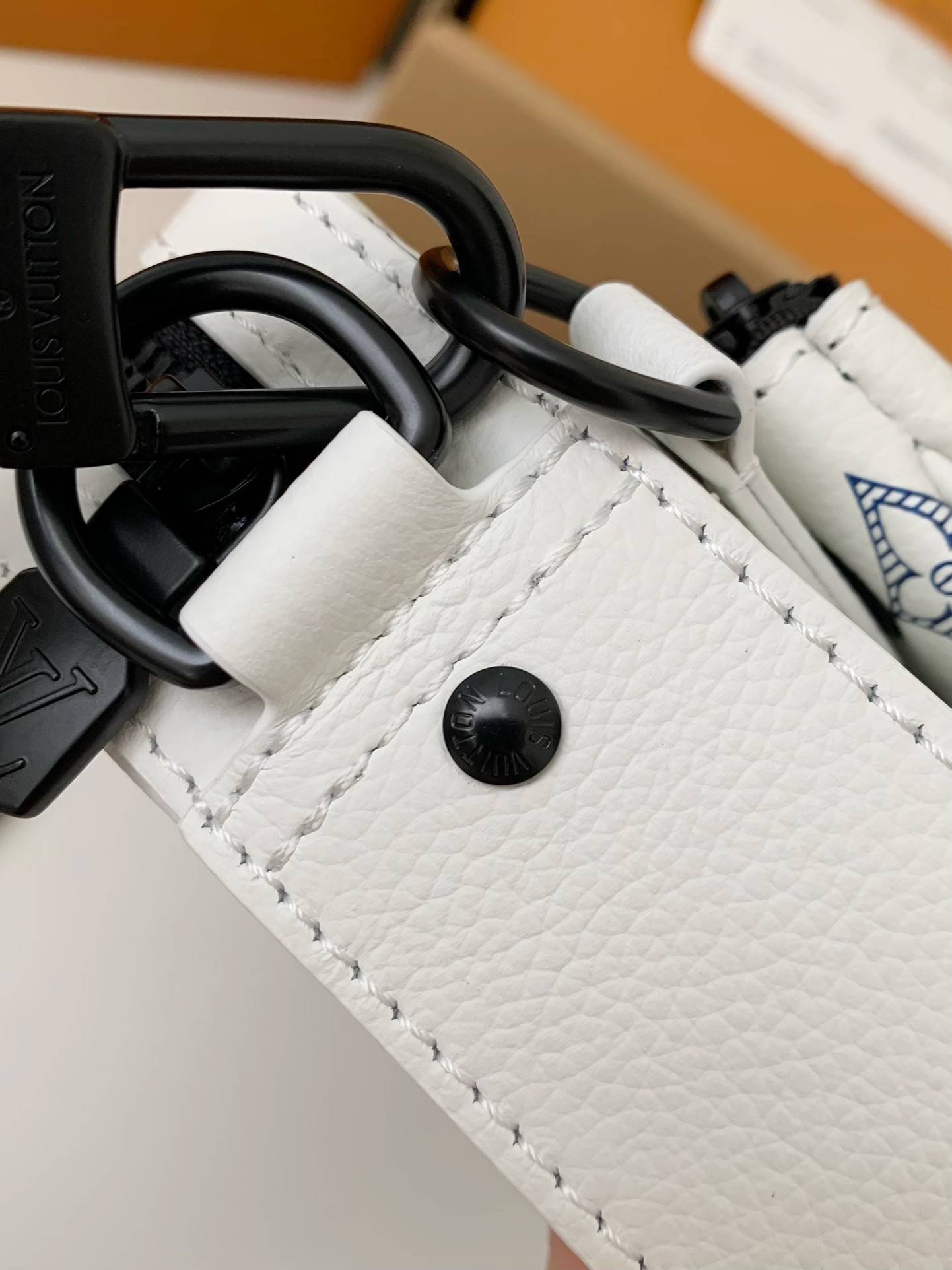 L*V The new TRIO Postman Pack M24753  Size： 25*18.5*7cm