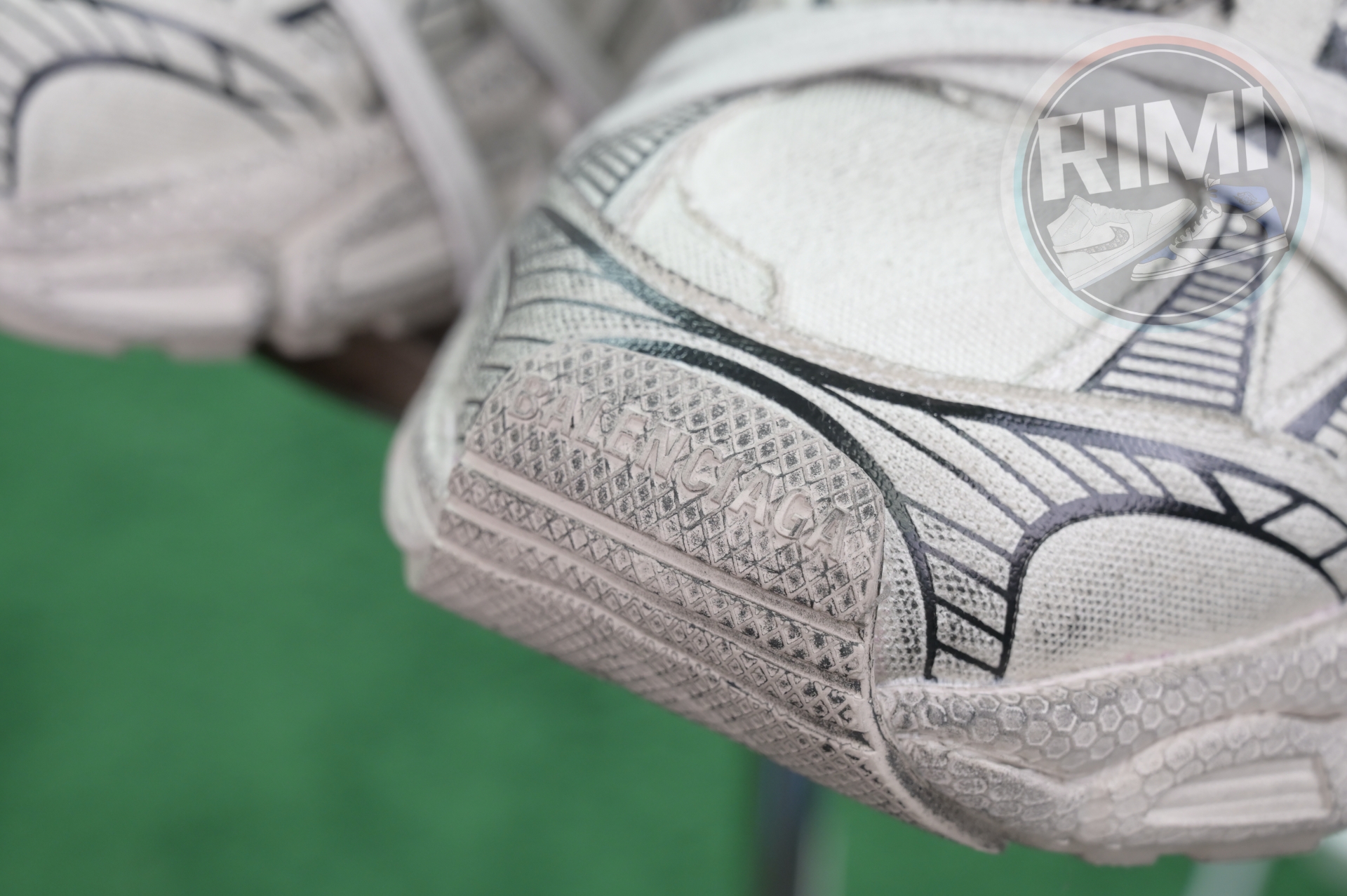 Balenciaga all sizes still in stock! Please contact customer service on iMessage/WhatsApp to purchase! BLGA 3XL