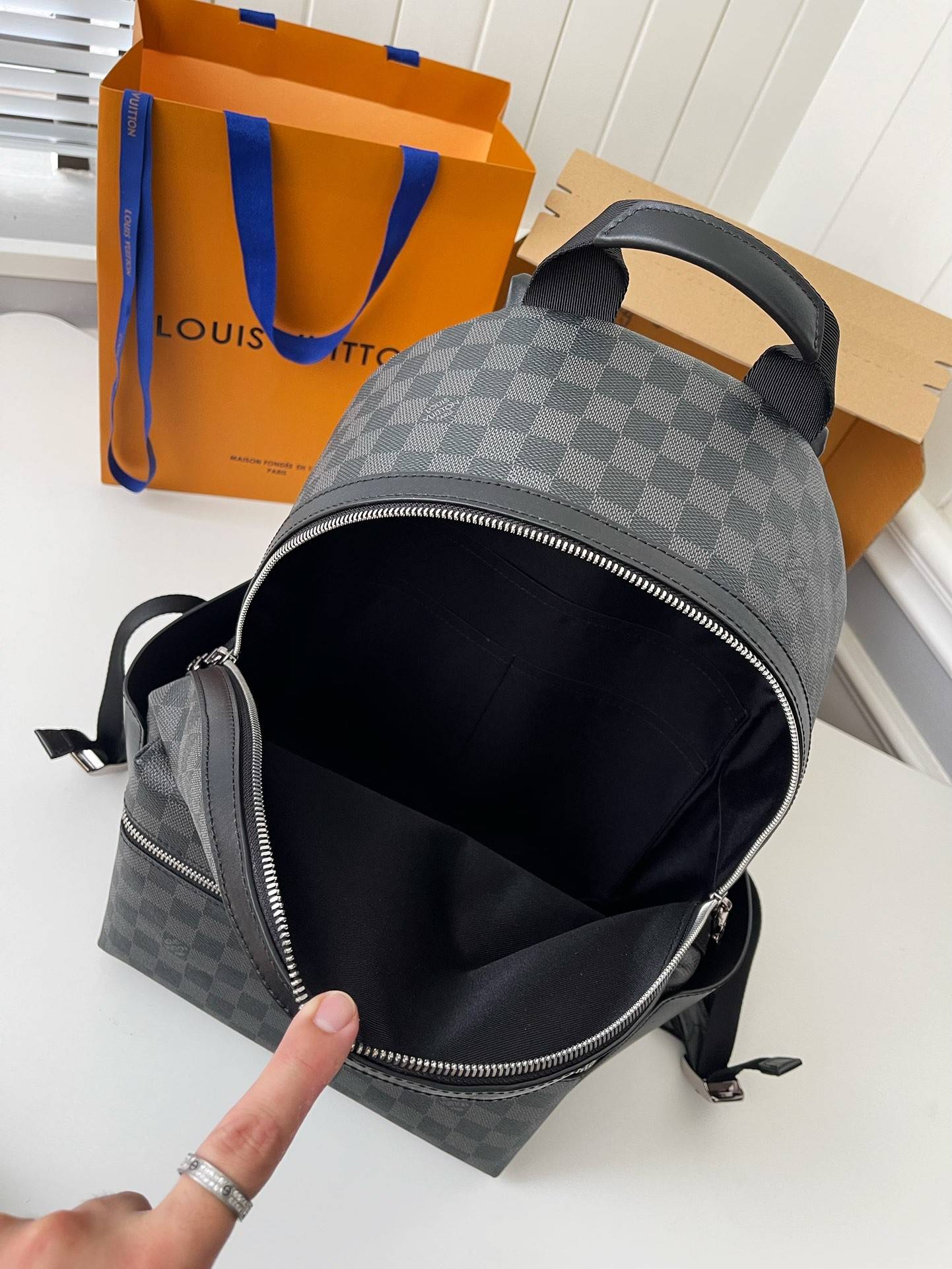 L*V 24s New DISCOVERY Small Black Checker Backpack N40514, Top Quality Size: 29 * 38 * 20c