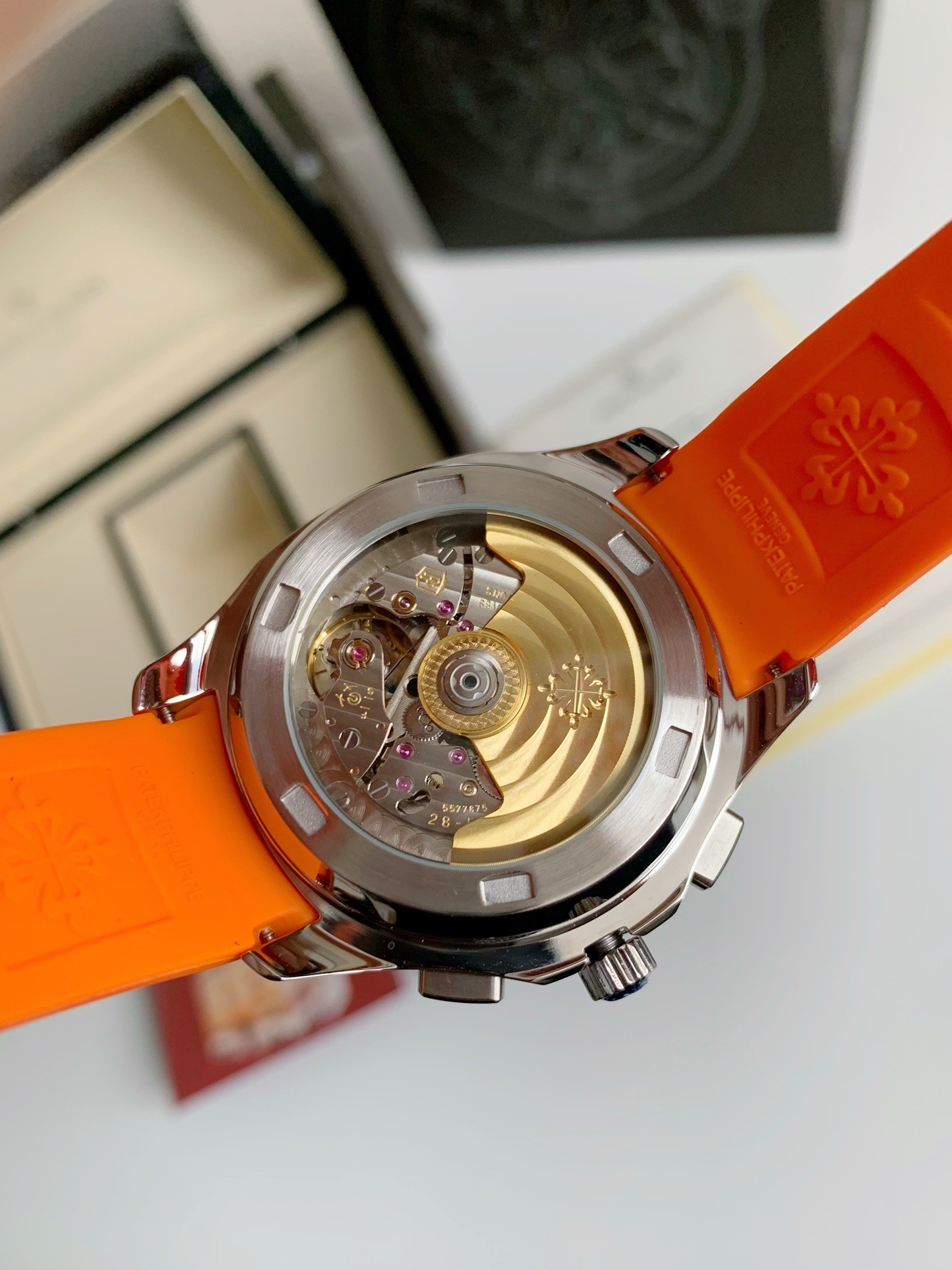 PATEK PHILIPPE AQUANAUT Series 120-meter waterproof wristwatc h, 42.2mm