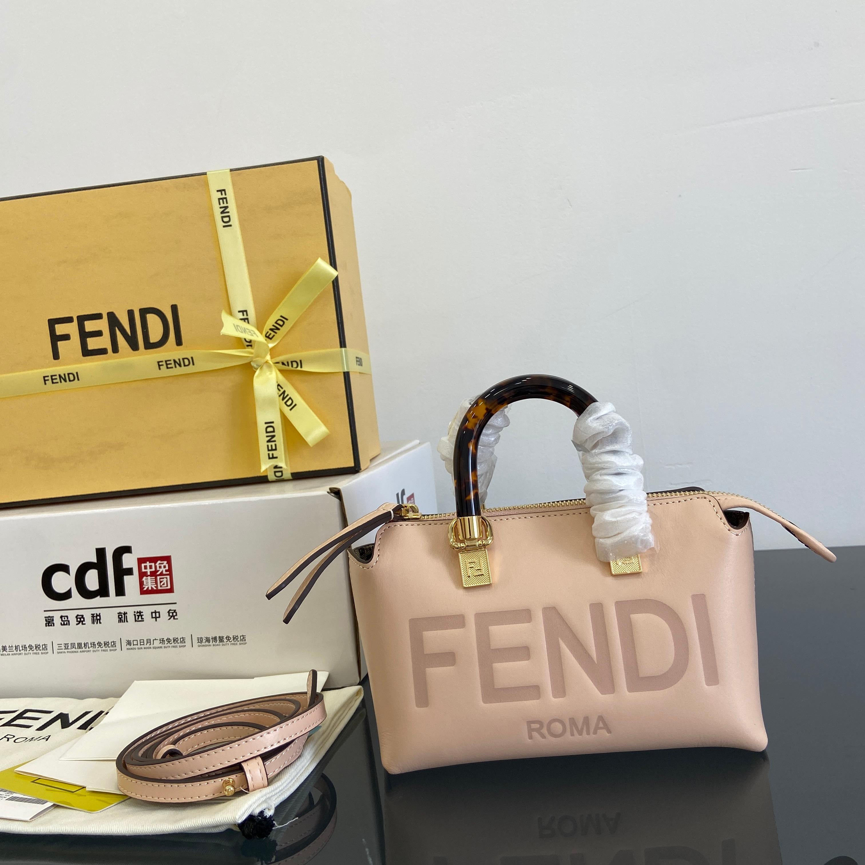 Fendi •Mini By The Way mini bag, calfskin model model: 8067 size: 17×8×9cm