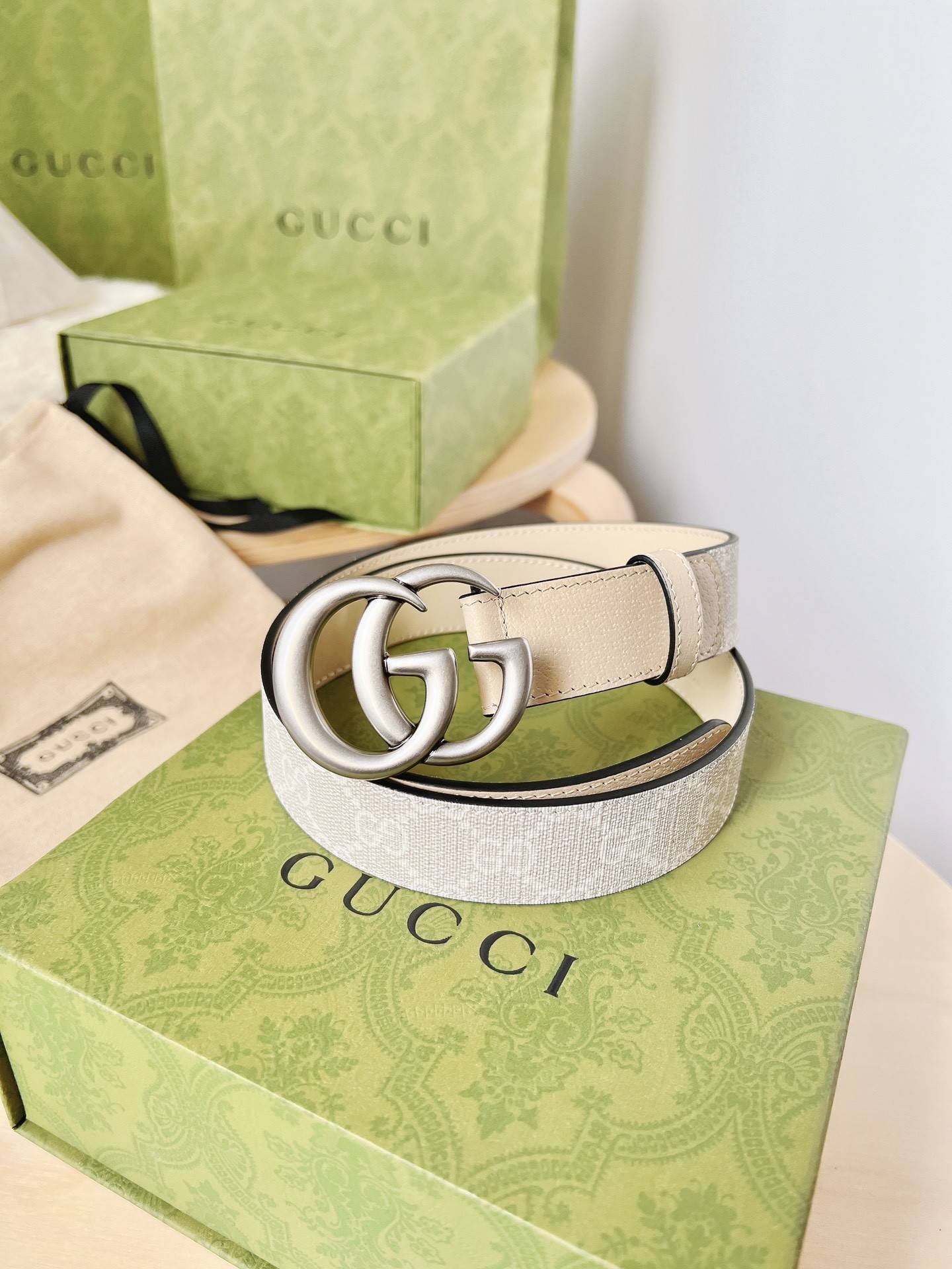 G*u*i  ladies  belt