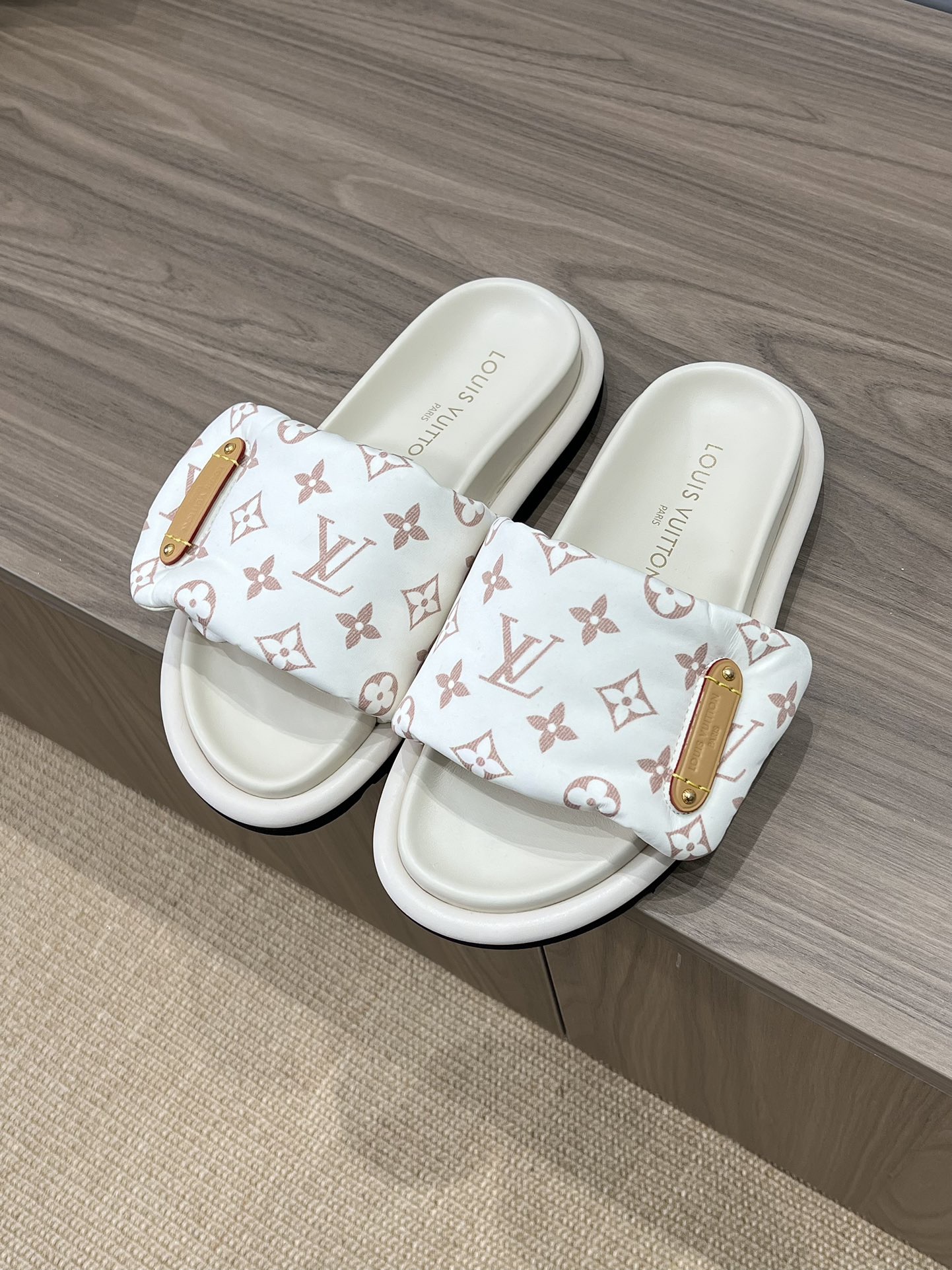 L*V Pool Pillow Flat Comfort