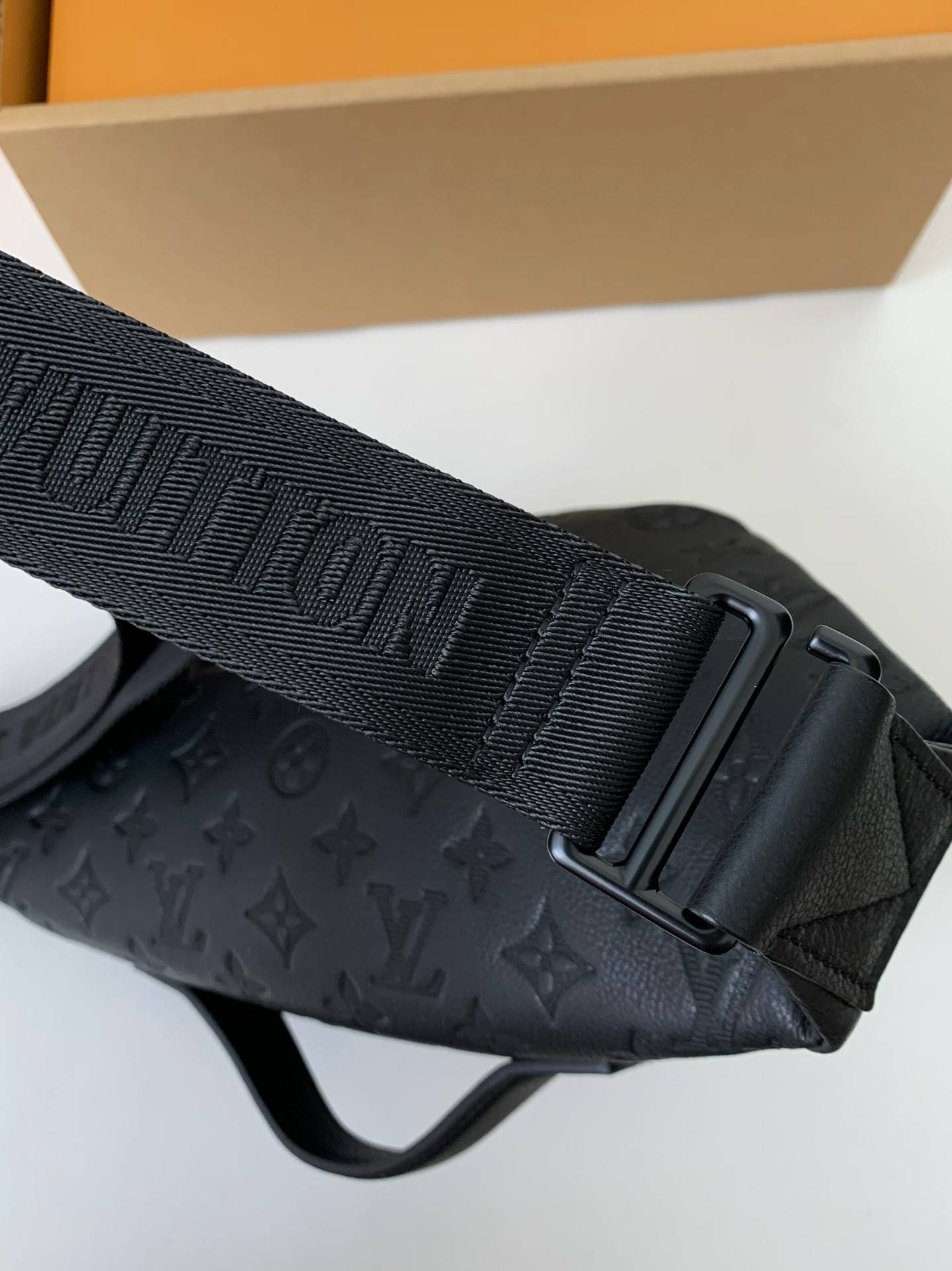 New L*V RUSH waist bag M47058 Size: 30*15*8cm