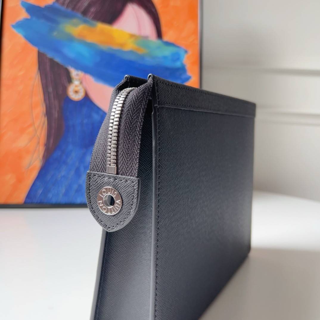 L*V logo calfskin protective case clutch M30450