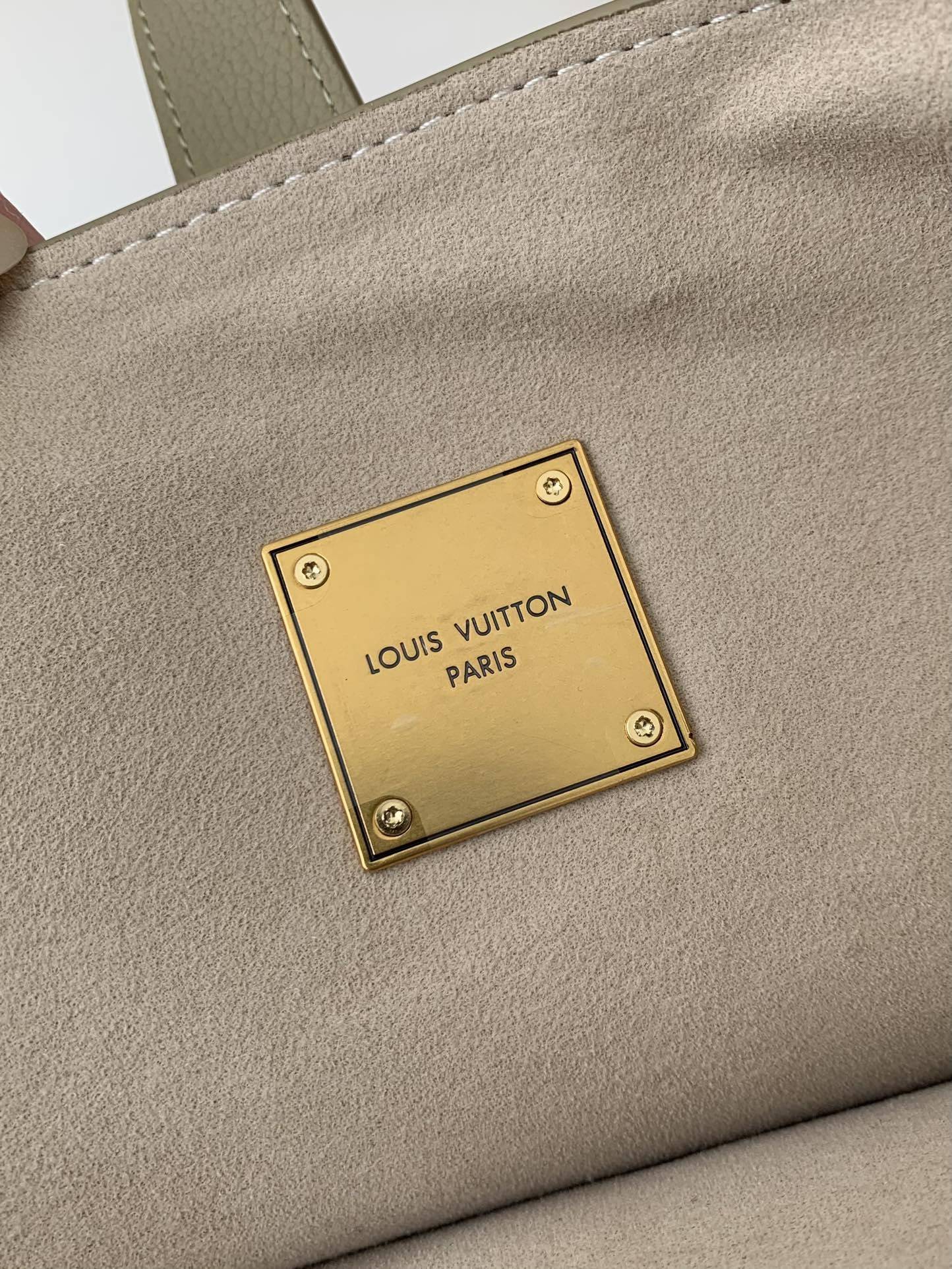 L*V Low Key Cabas Mid -number Handbag M25343 Size: 30*14*47cm