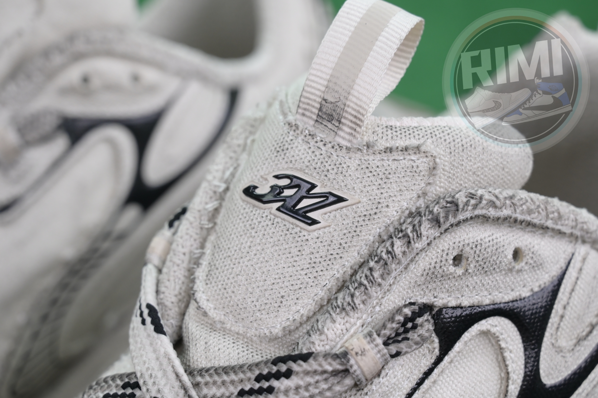 Balenciaga all sizes still in stock! Please contact customer service on iMessage/WhatsApp to purchase! BLGA 3XL