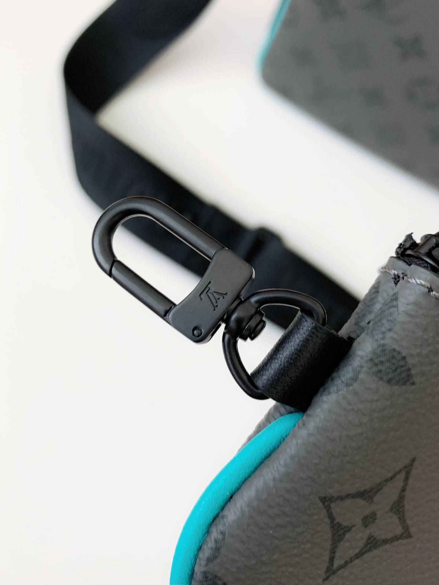 L*V Trio New Men’s colour-matching postman bag M11648  Size：25*18.5*7cm