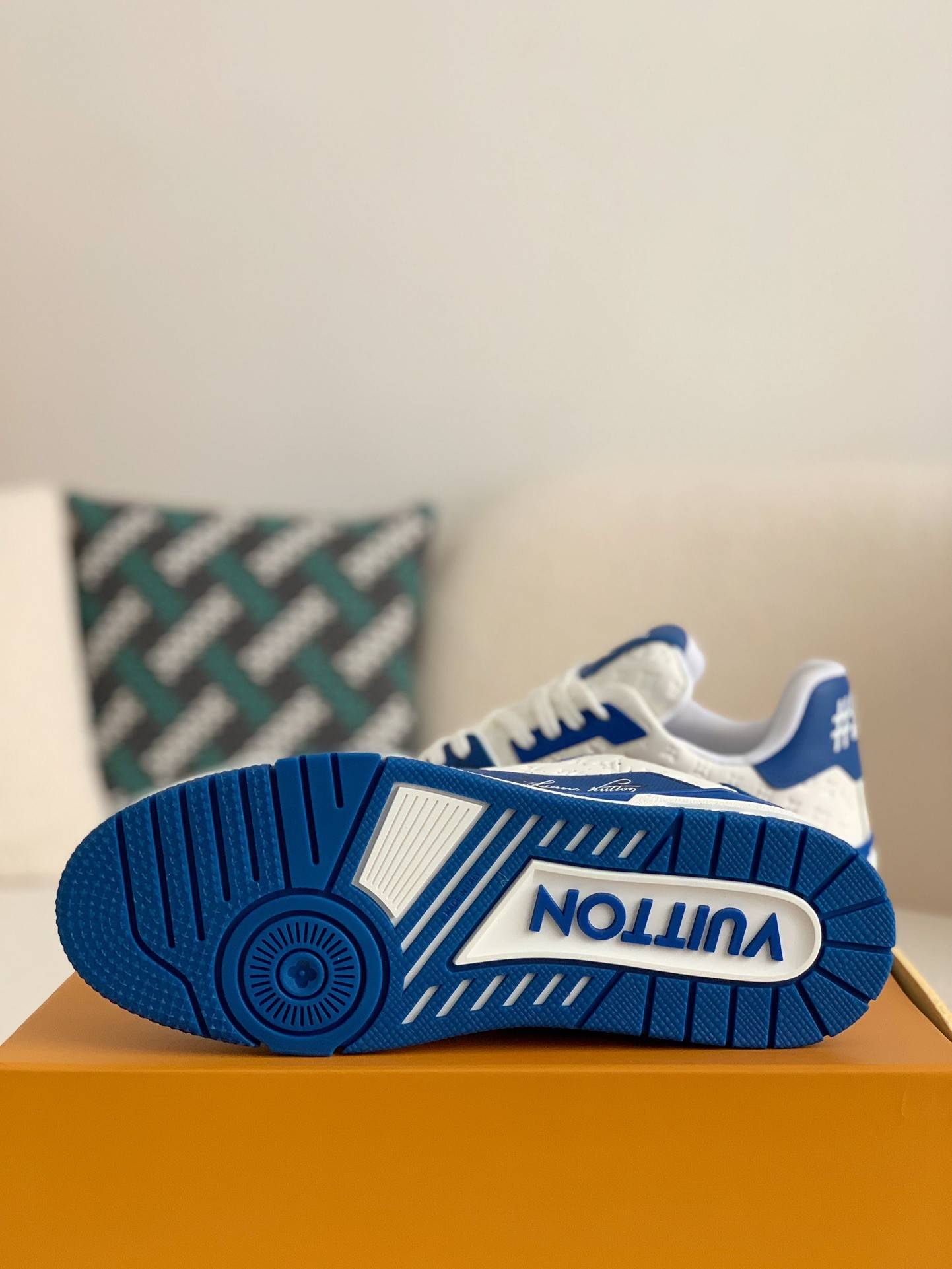 L*V TRAINER Sneakers