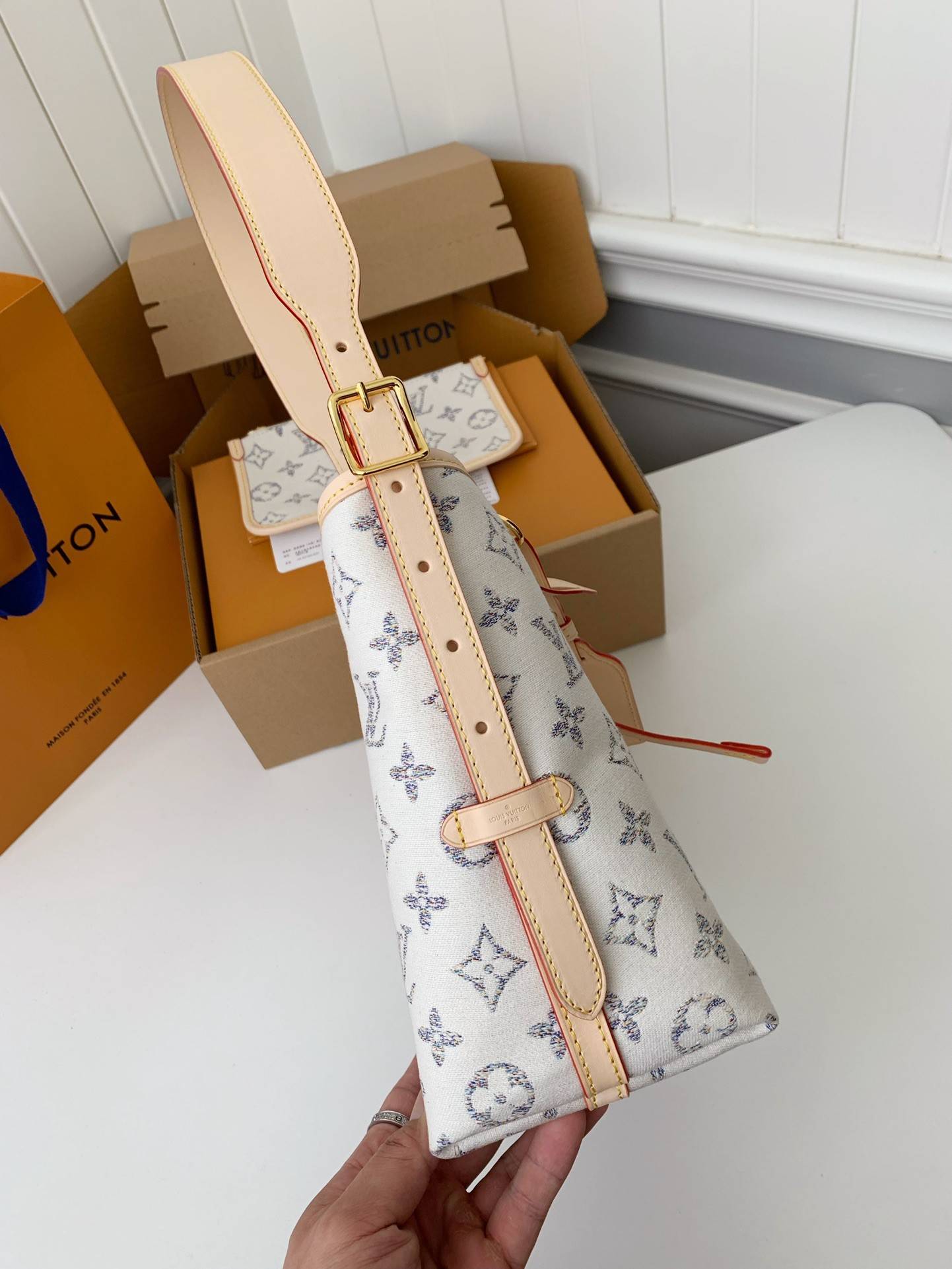 L*V Carryall small handbag M24707  Size：29*24*12cm