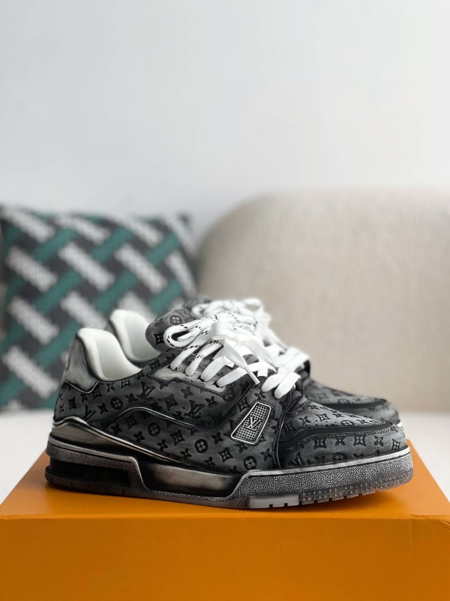 L*V TRAINER SNEAKERS