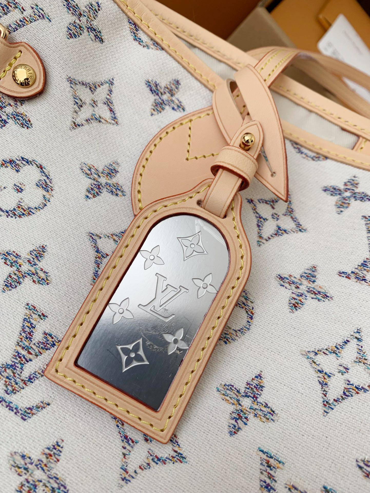 L*V Neverfull medium handbag M24905  Size：31*28*14cm