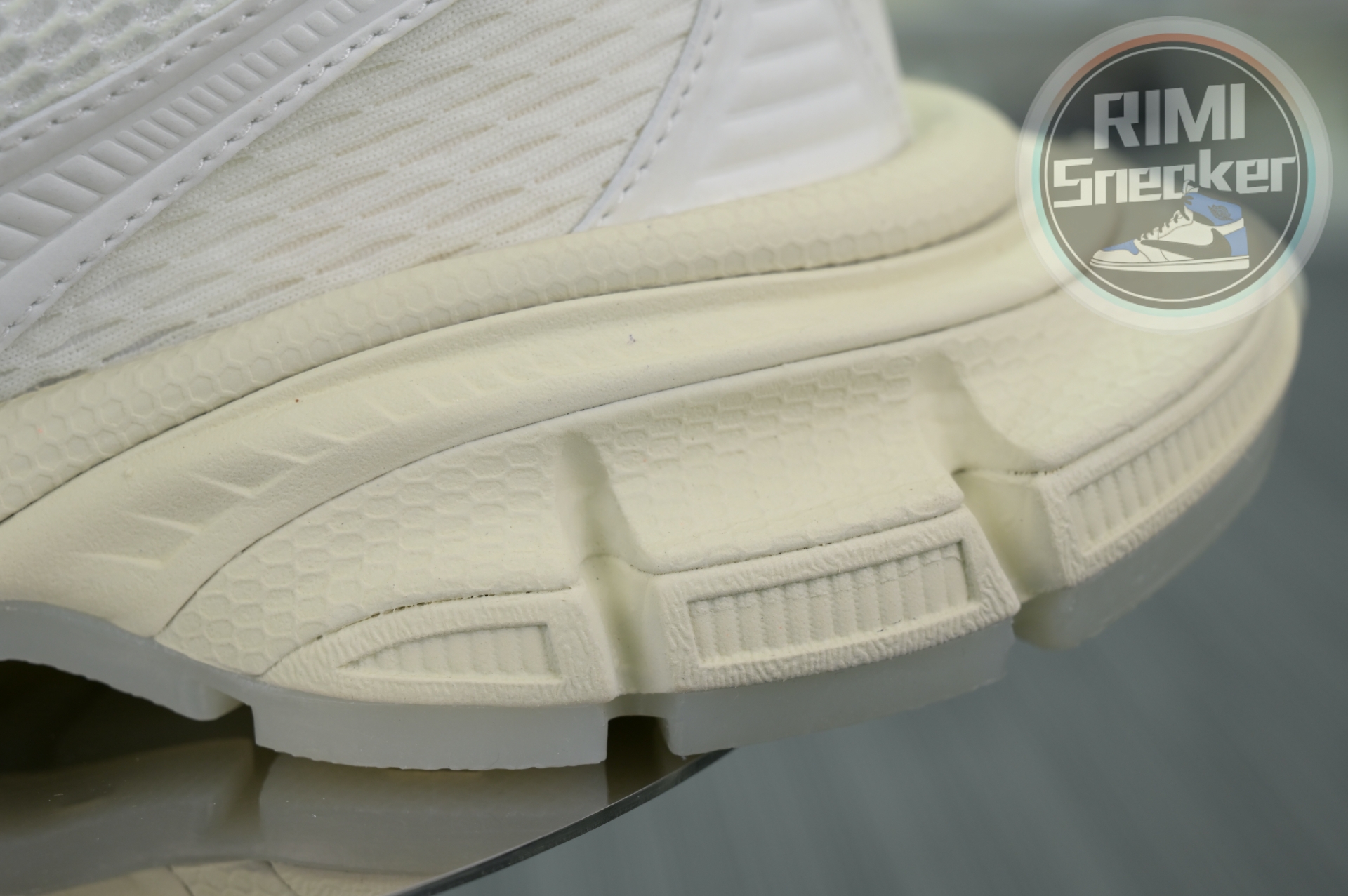 Balenciaga all sizes still in stock! Please contact customer service on iMessage/WhatsApp to purchase! BLGA 3XL