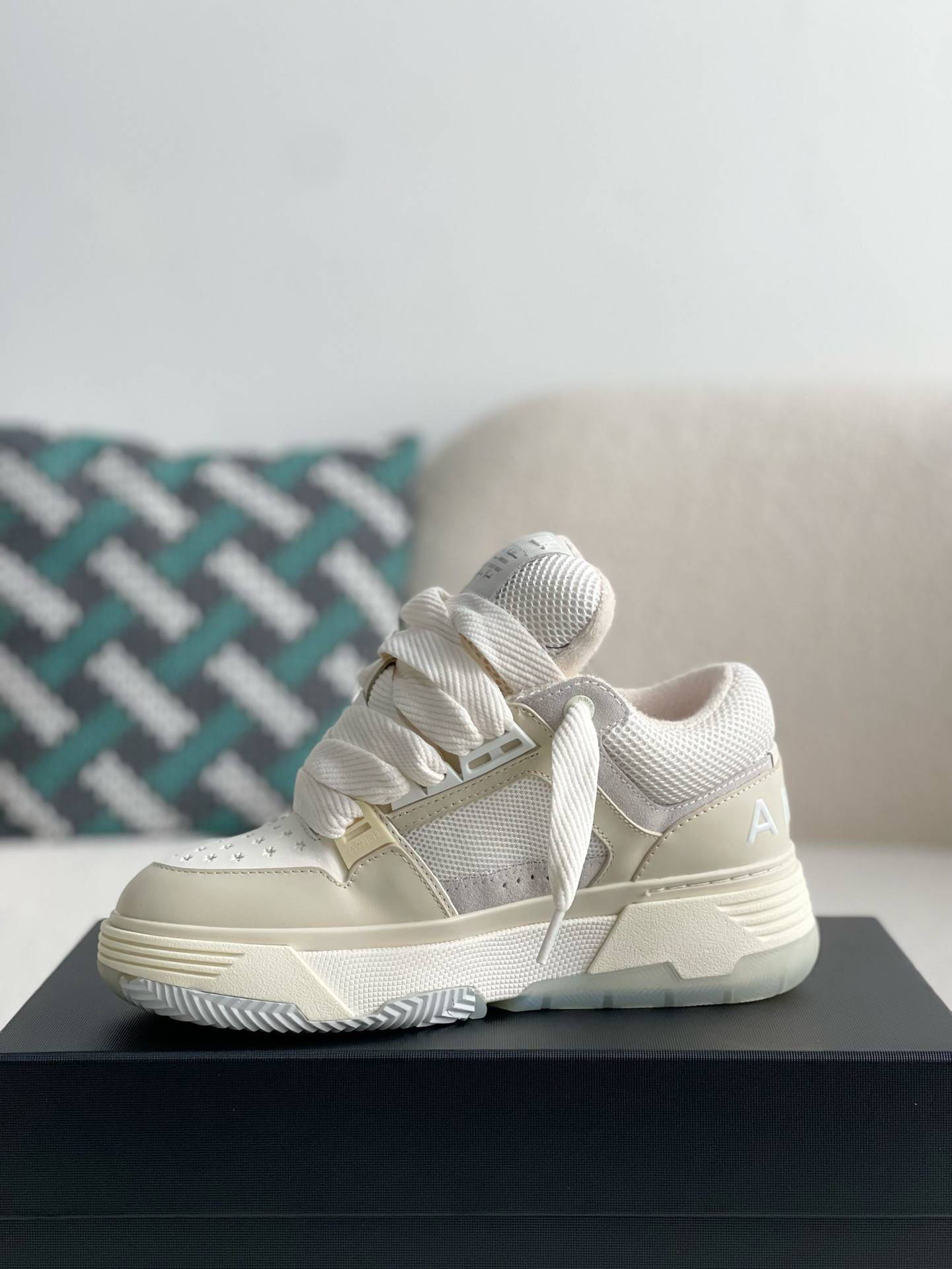 A*RI sneaker