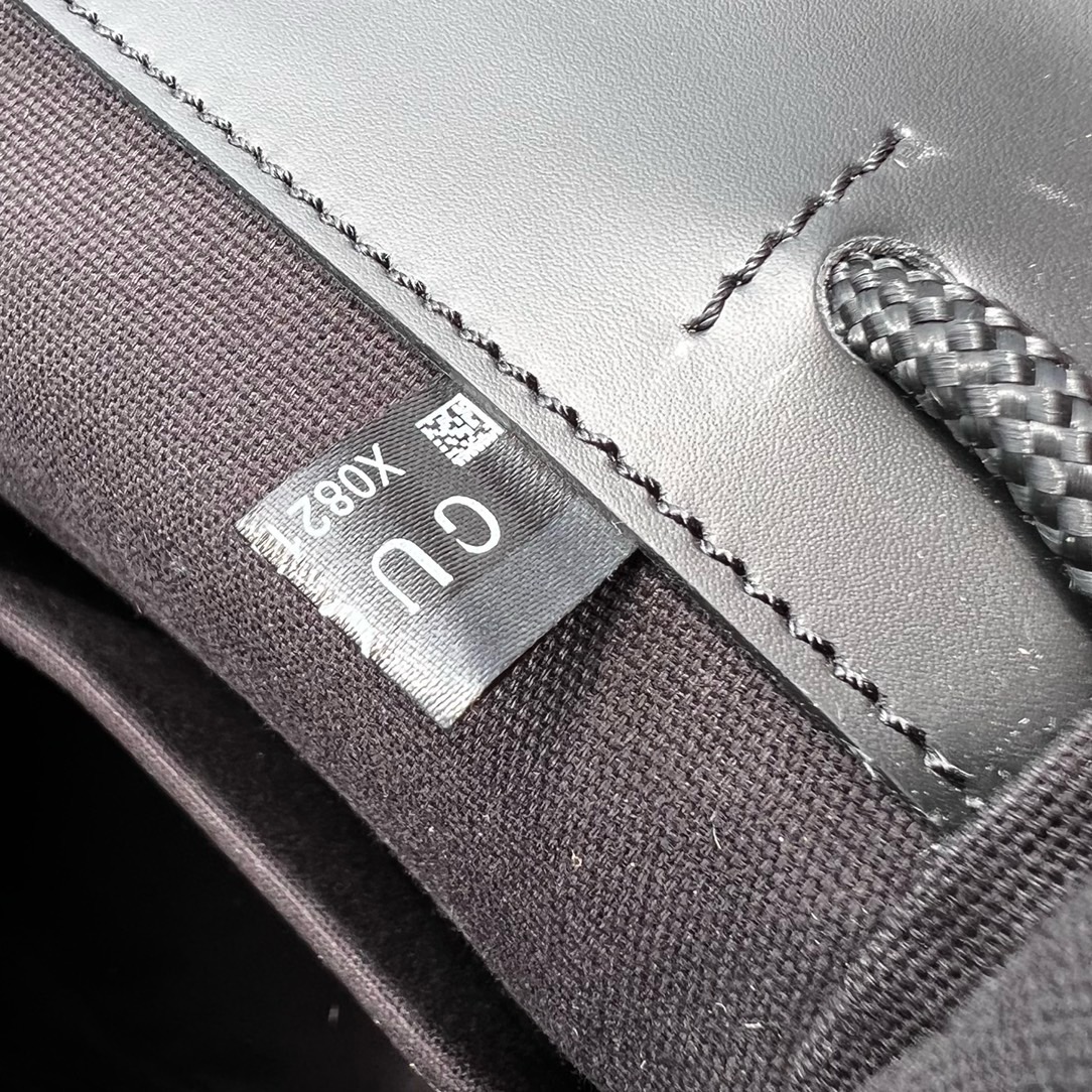 G*u*i backpack model: 495563. size: 34*42*16cm