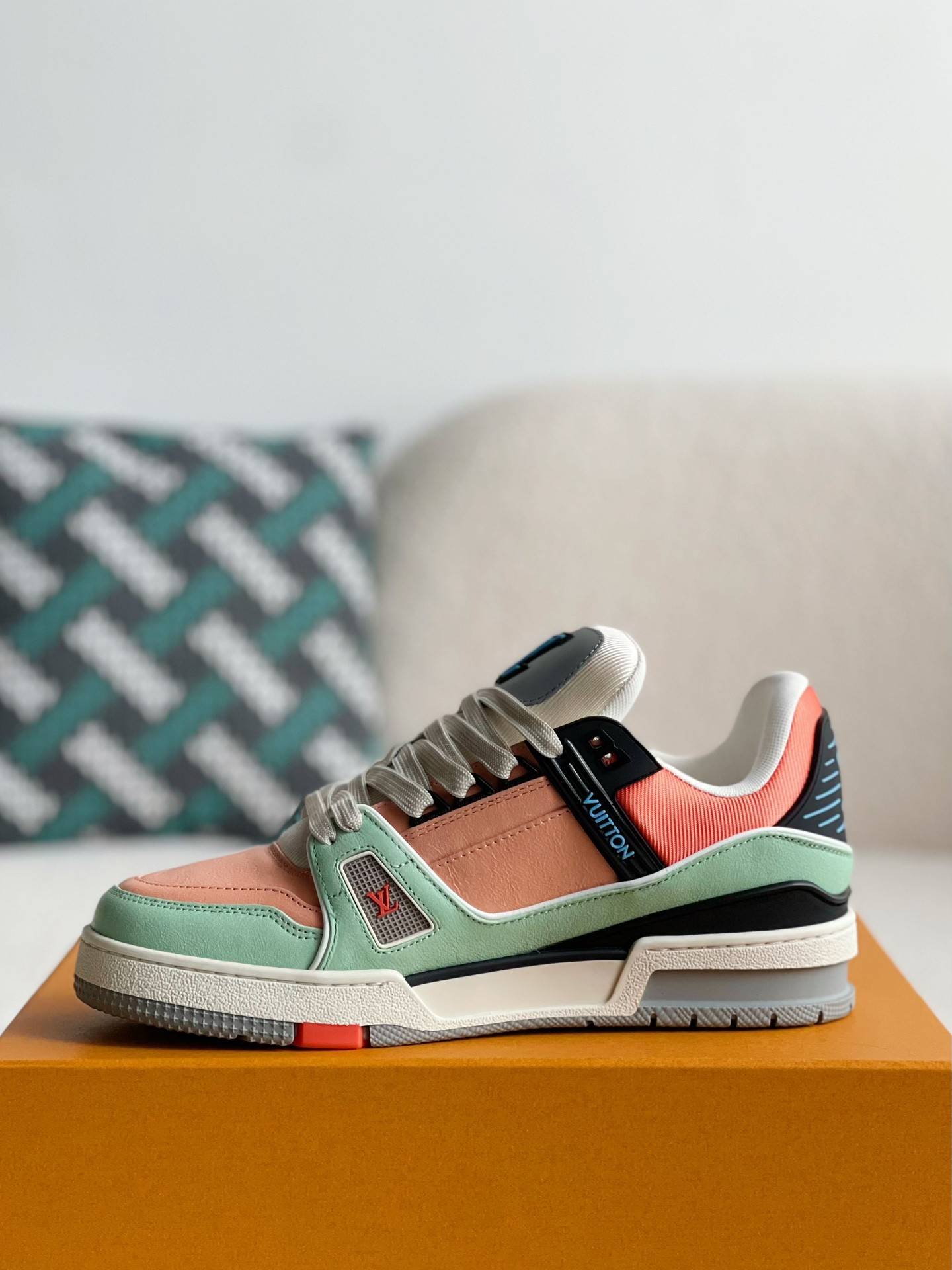 L*V TRAINER Sneakers