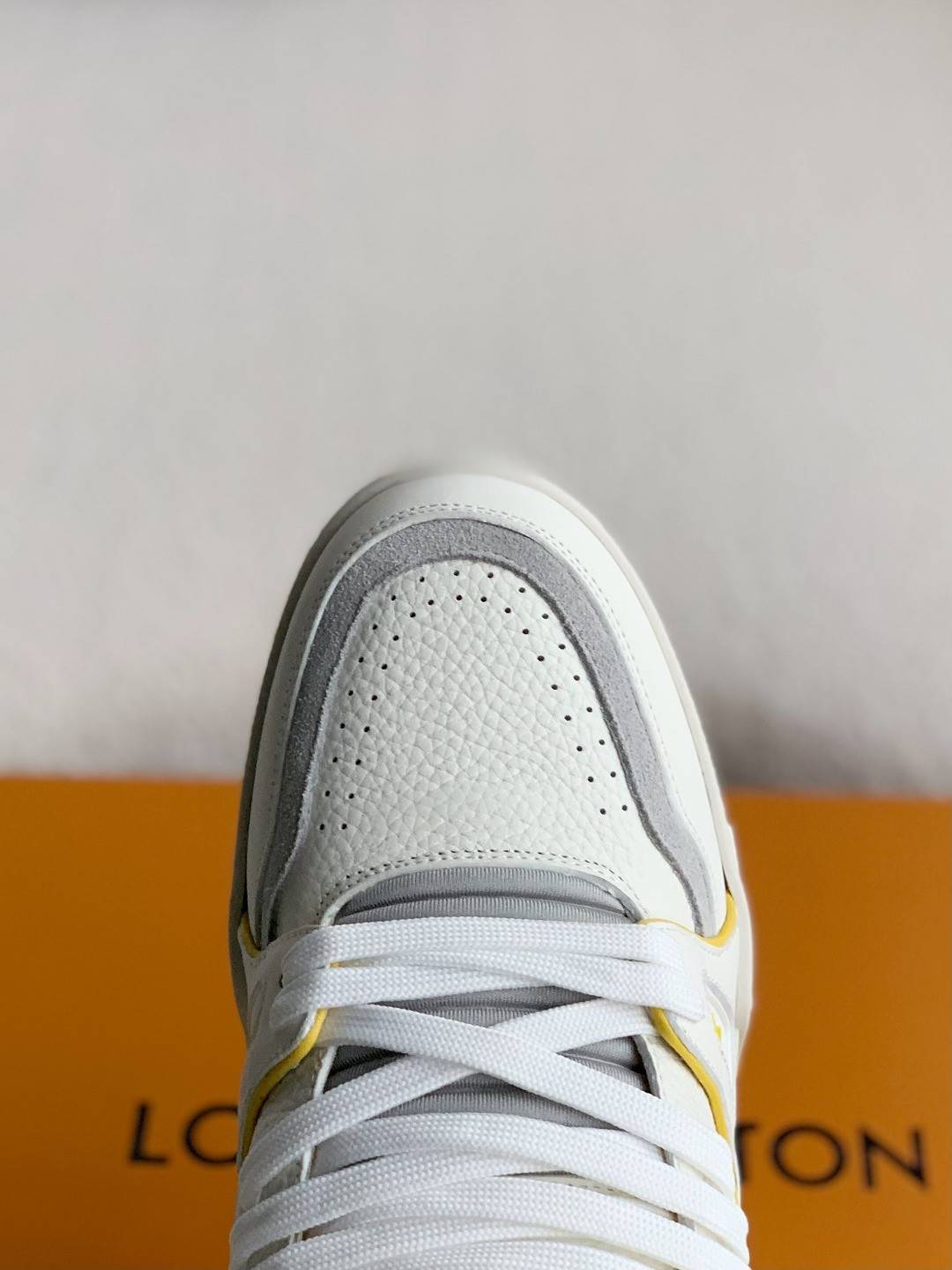 L*V TRAINER Sneakers