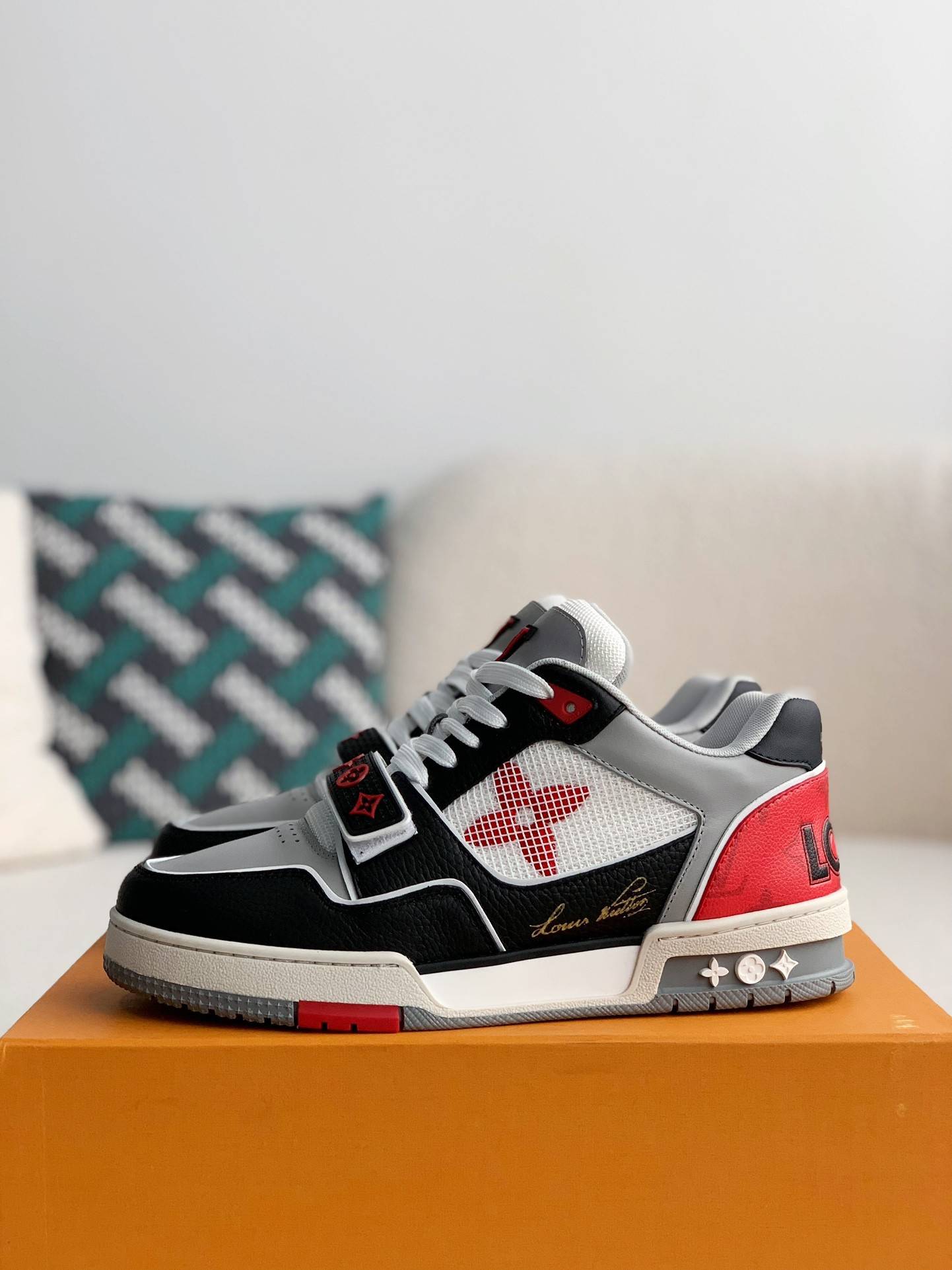 L*V TRAINER Sneakers