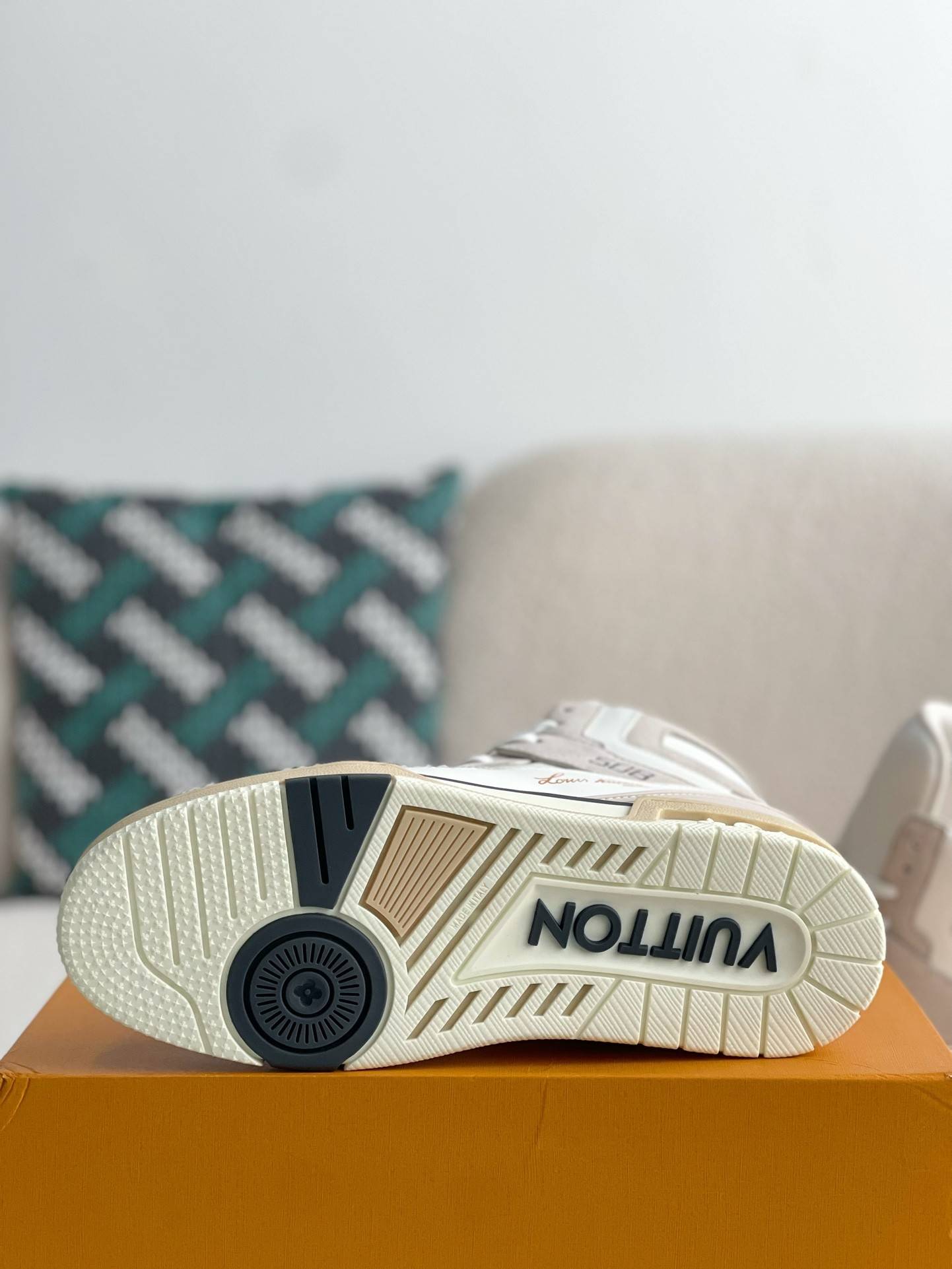 L*V TRAINER SNEAKERS