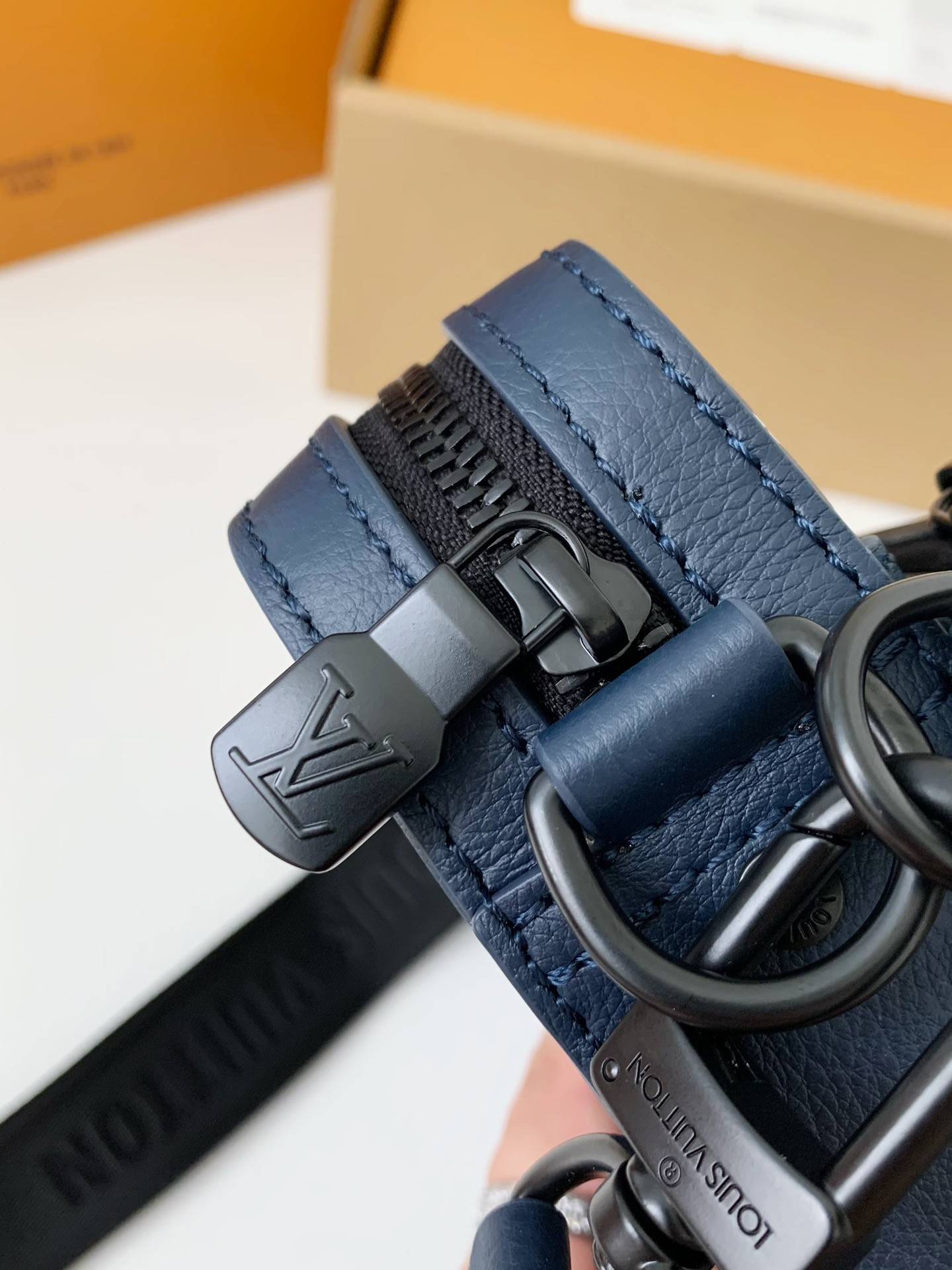 L*V The new TRIO Postman Pack M24753  Size： 25*18.5*7cm