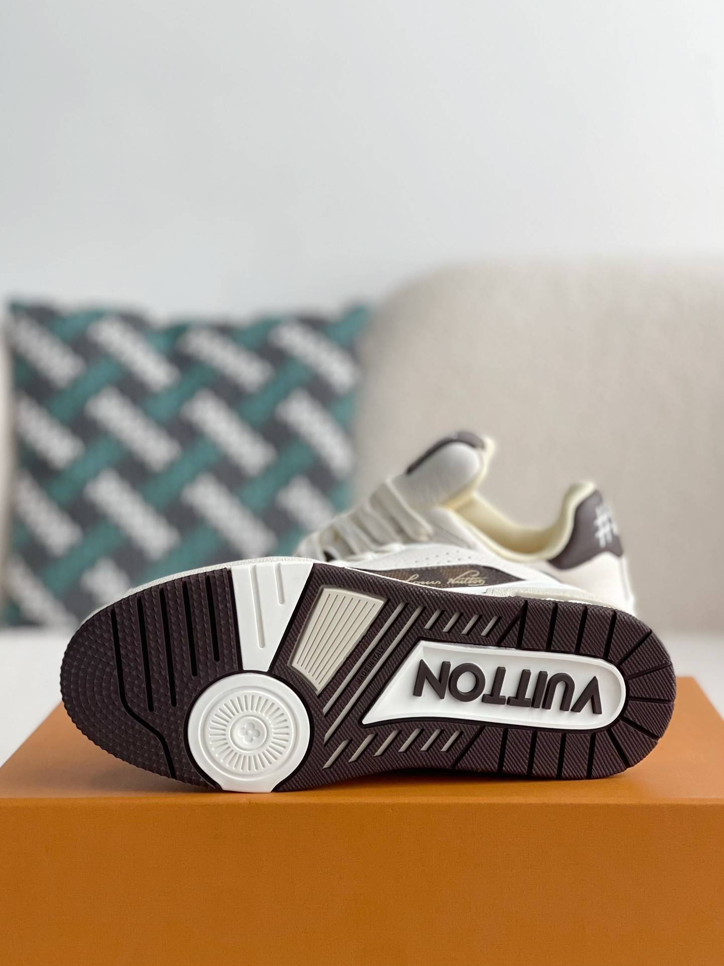 L*V TRAINER SNEAKERS