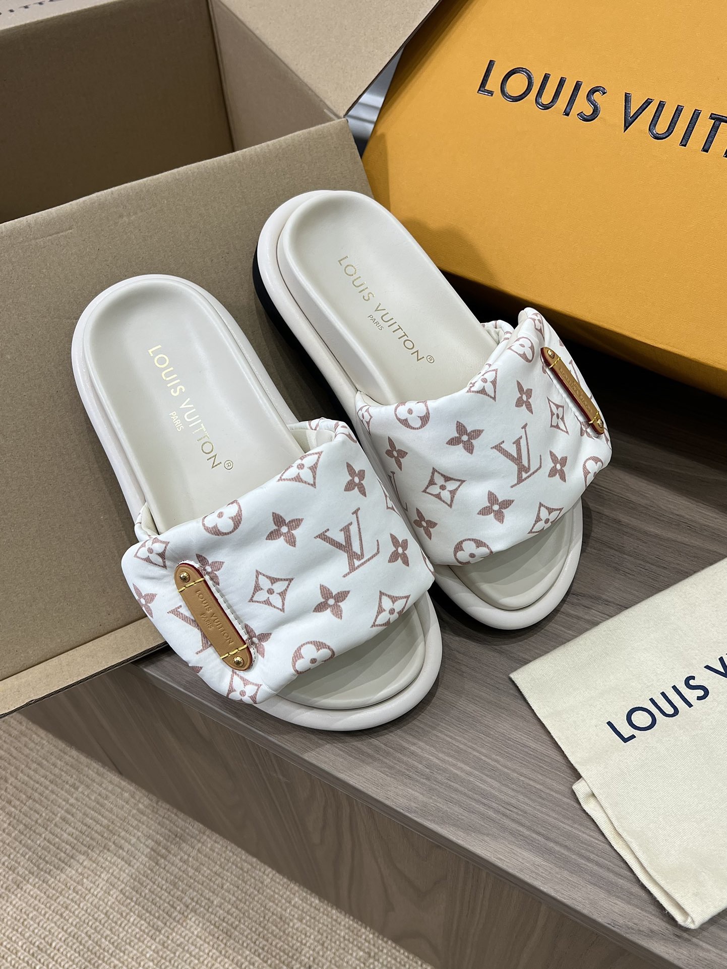 L*V Pool Pillow Flat Comfort