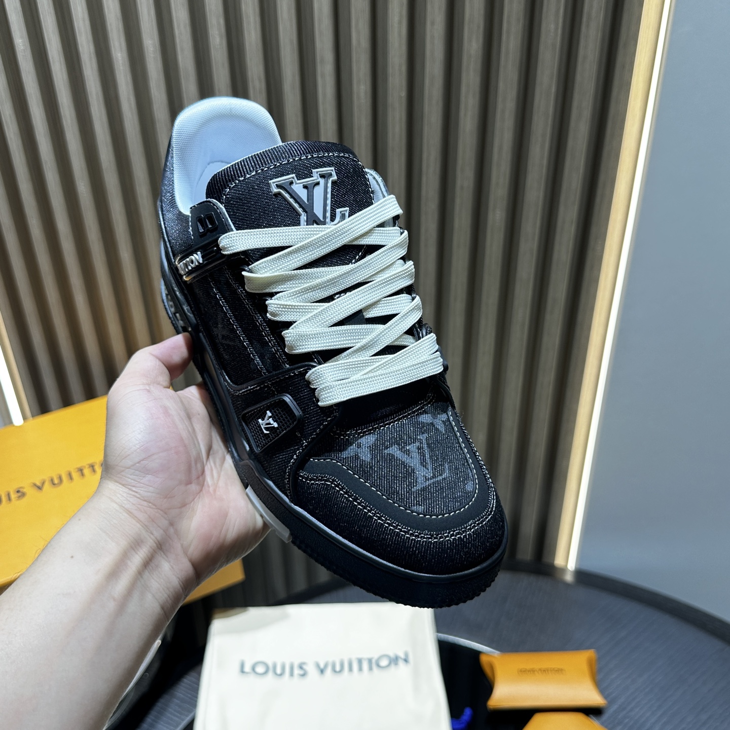 L*V TRAINER Sneakers