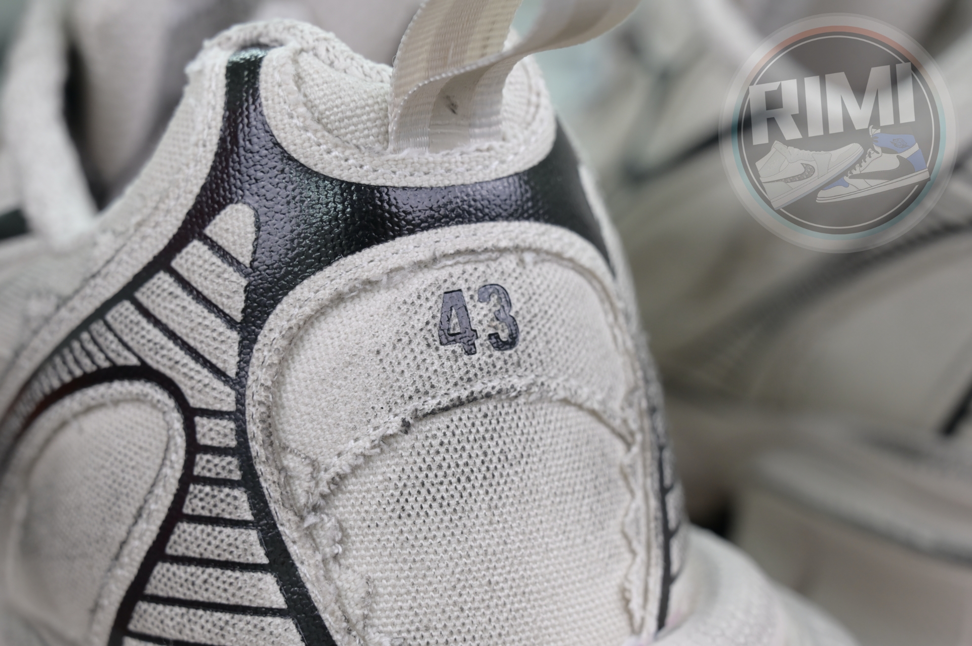 Balenciaga all sizes still in stock! Please contact customer service on iMessage/WhatsApp to purchase! BLGA 3XL