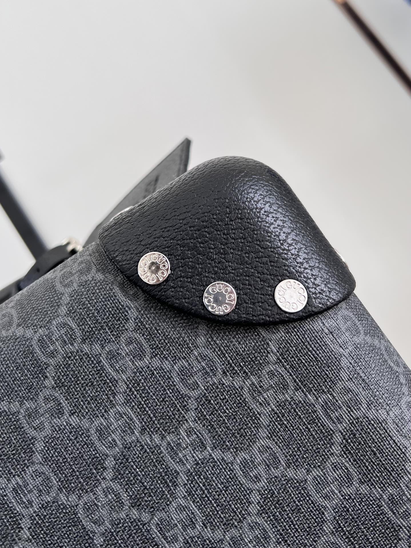 G*u*i suitcase/trolley case f902 retro size 20 inches