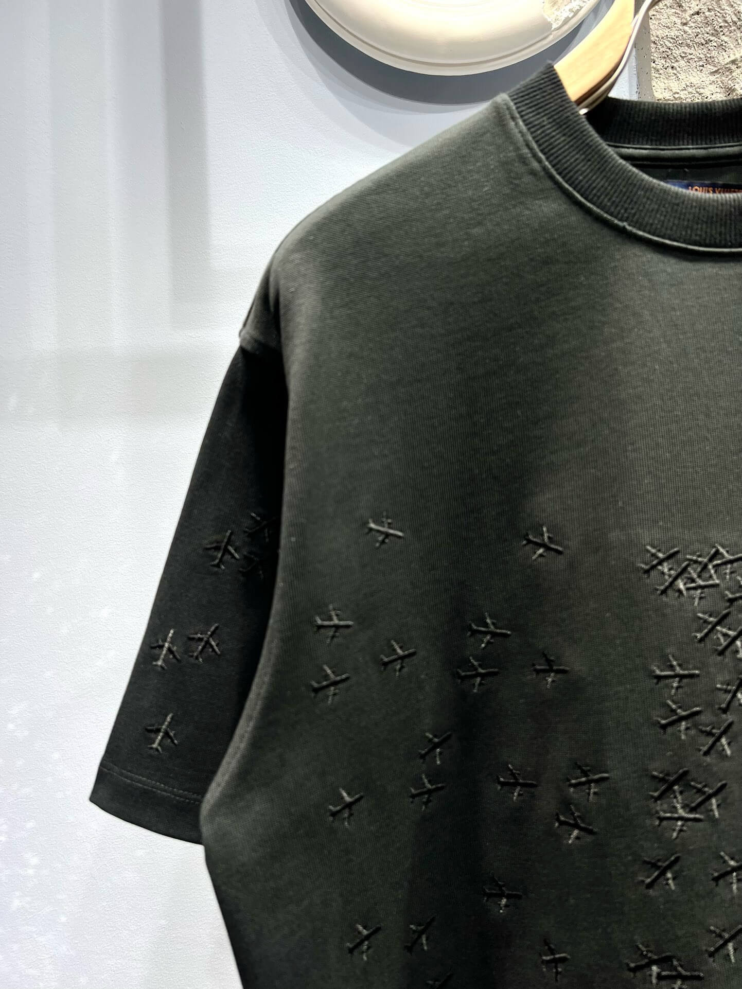 Pattern Cracked Embroidery T Shirt