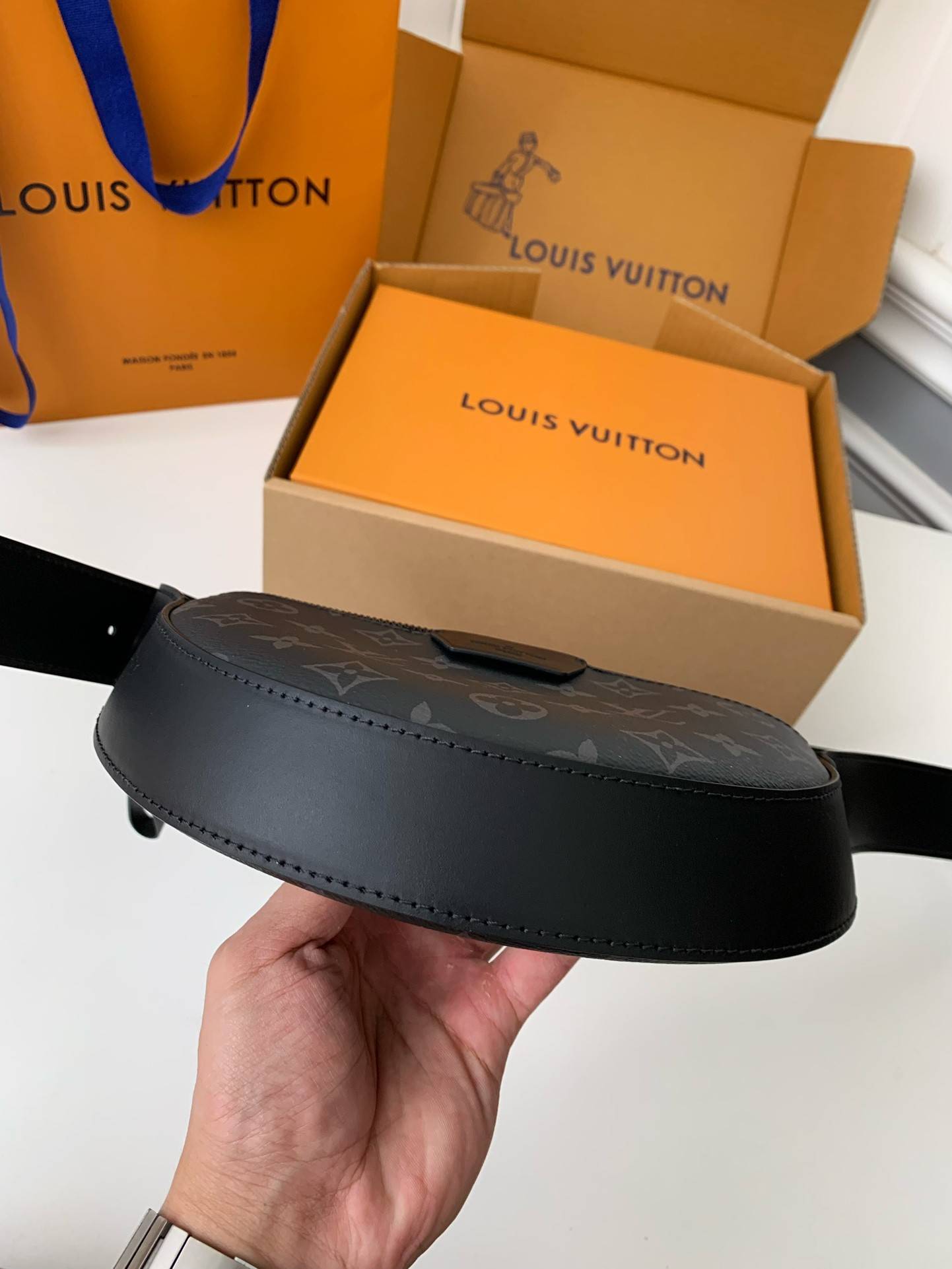 L*V Autumn/Winter New L*V MOON CROSSBODY Handbag M23835, Top Quality Size: 24.5 * 16 * 4.5c