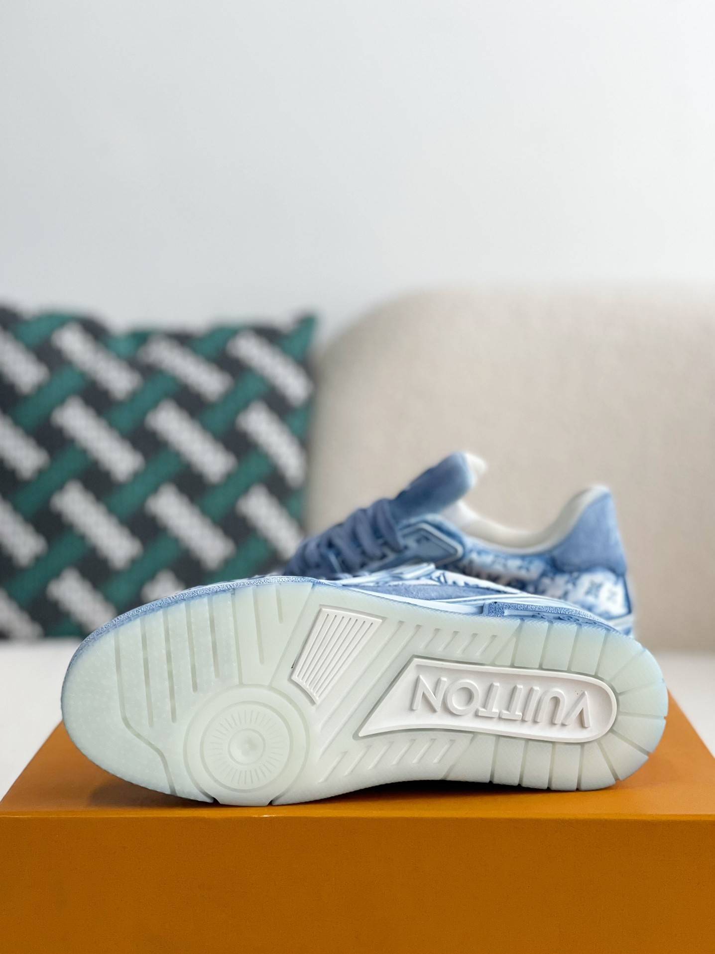 L*V TRAINER SNEAKERS