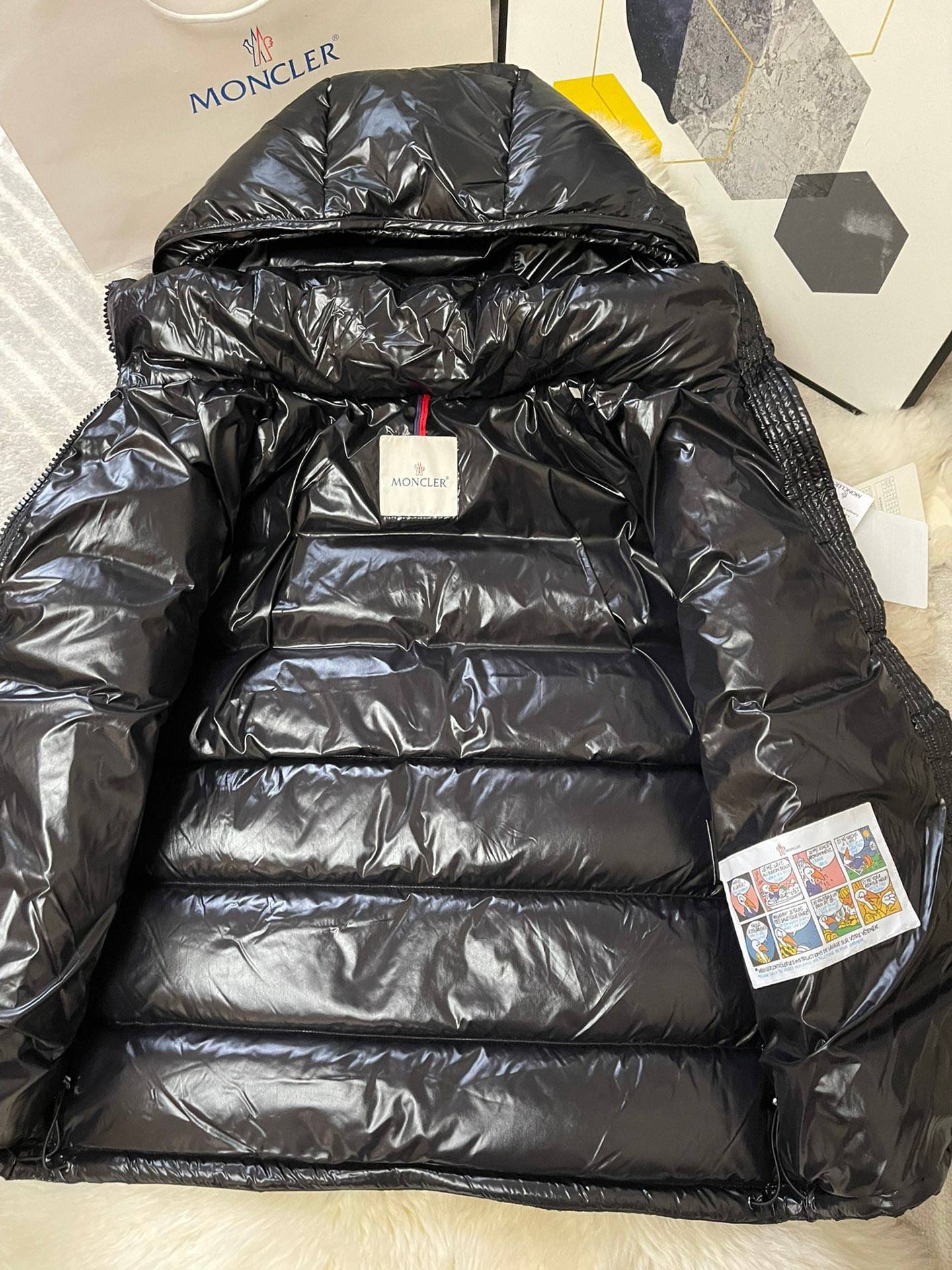 Moncler Men’s and woman’s Jacket (The chip can be scanned)