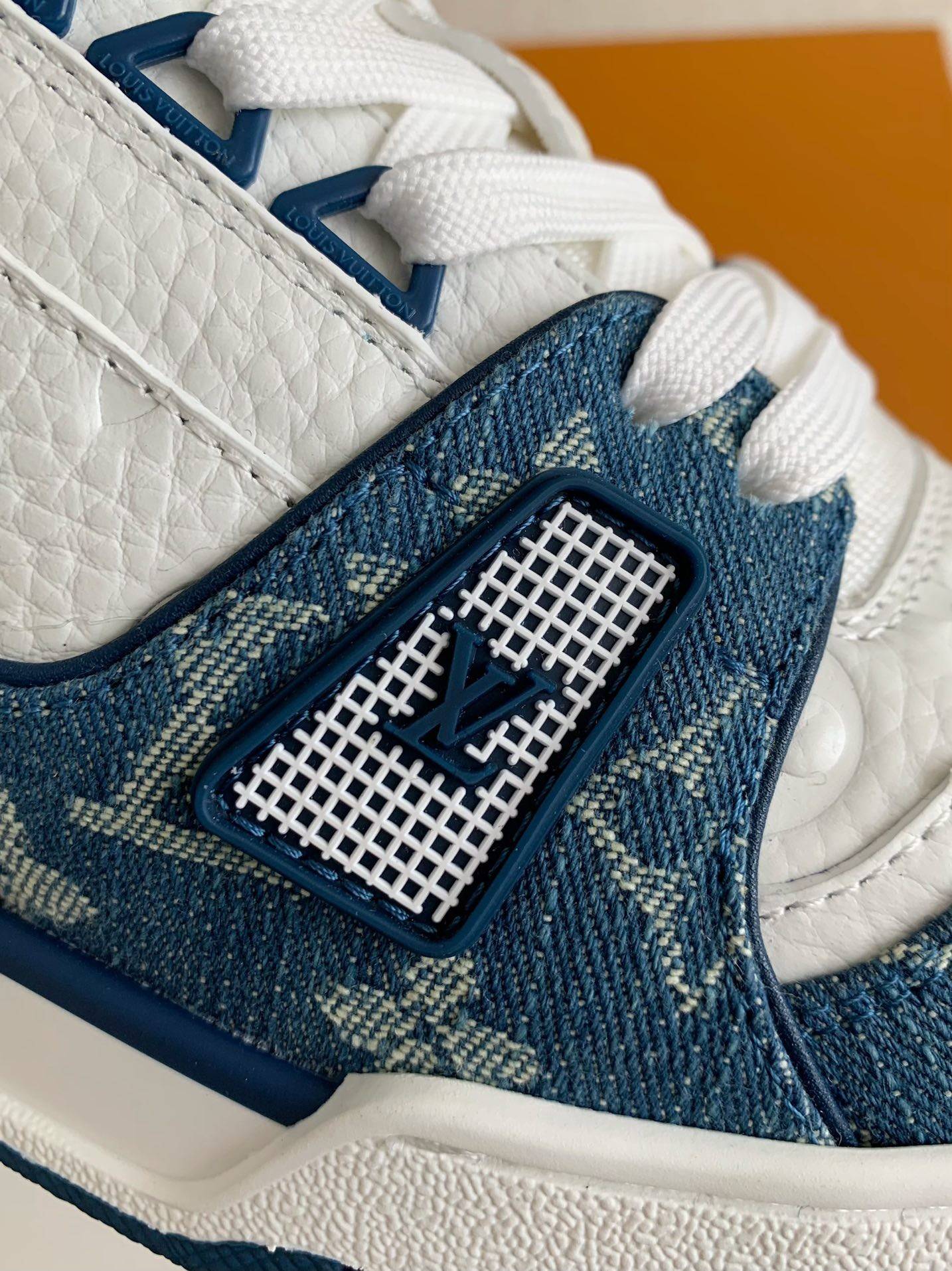 L*V TRAINER 1A8FN8 Sneakers