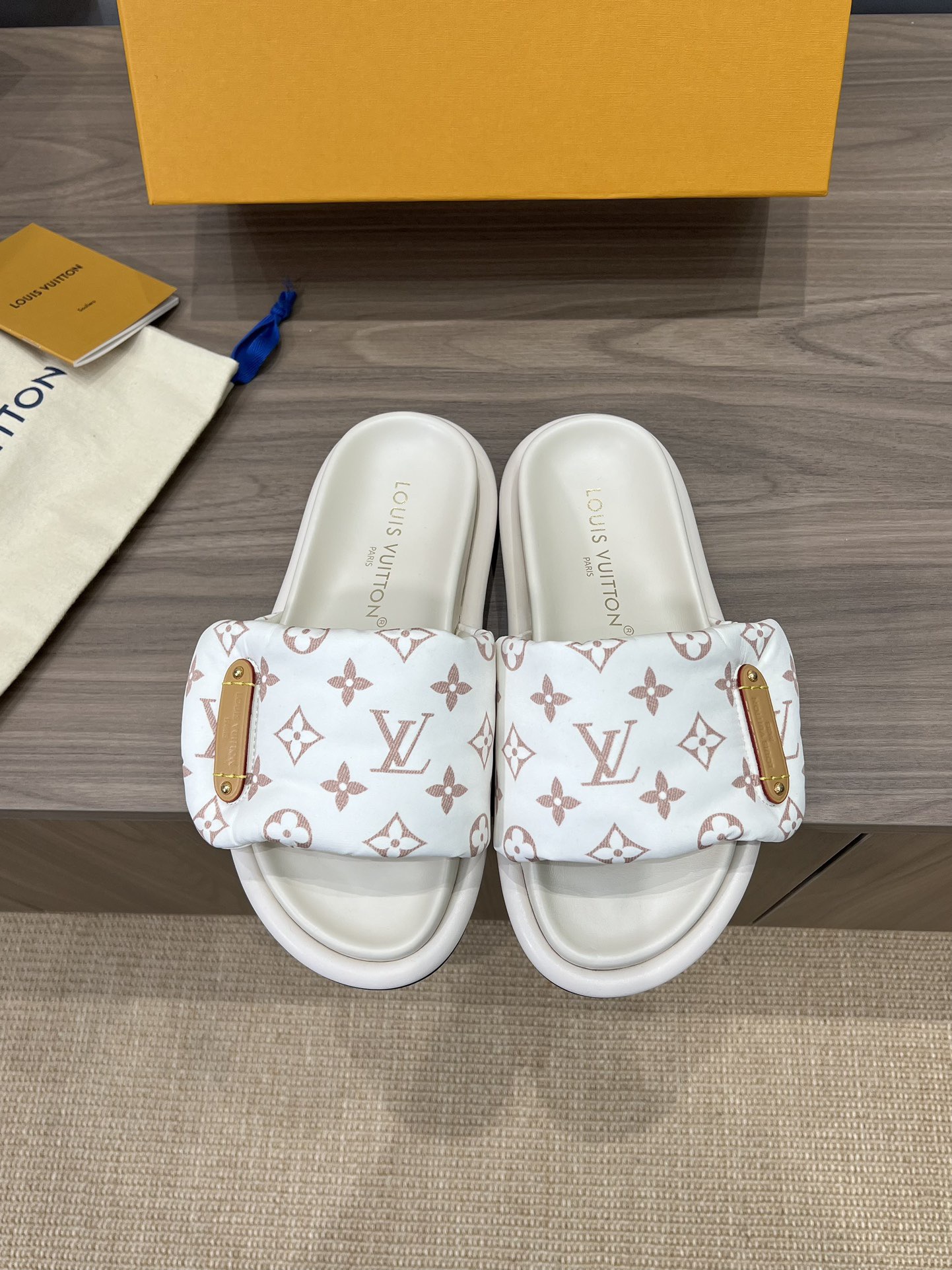 L*V Pool Pillow Flat Comfort