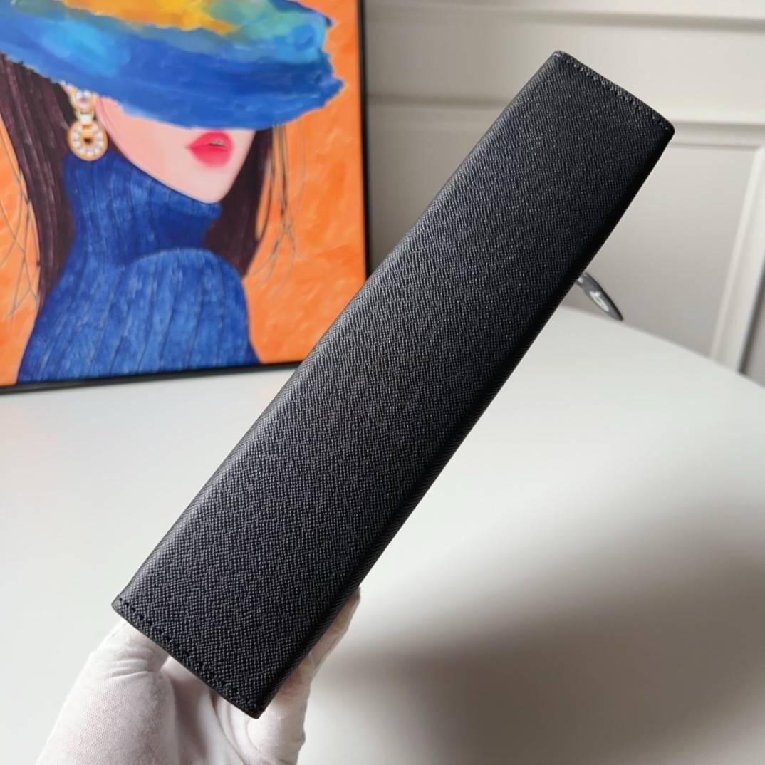 L*V logo calfskin protective case clutch M30450