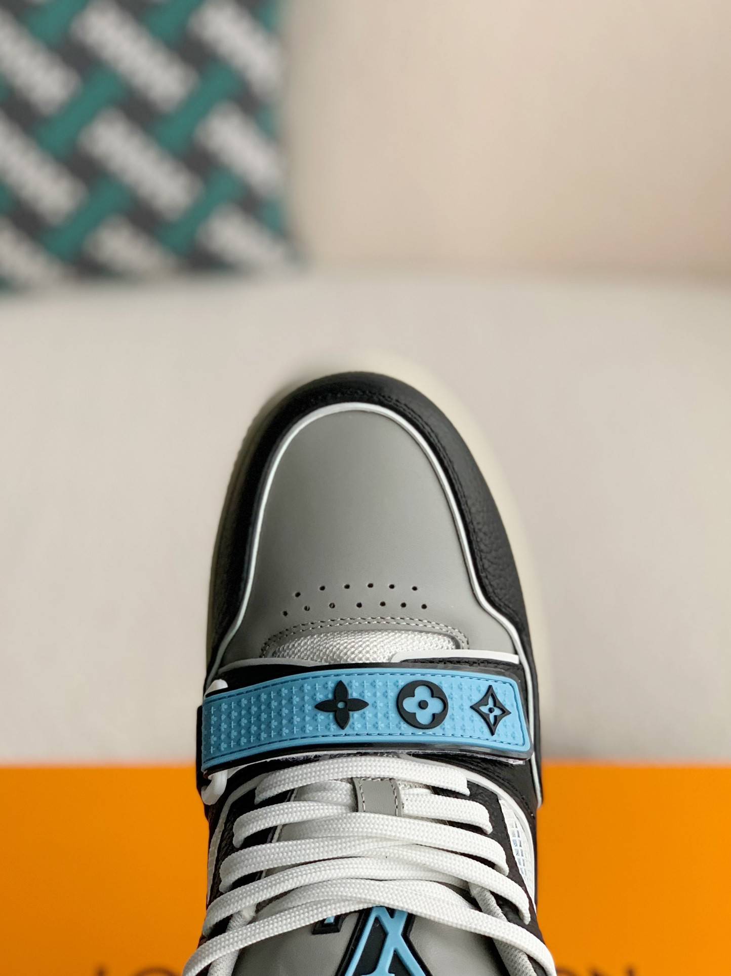 L*V TRAINER Sneakers