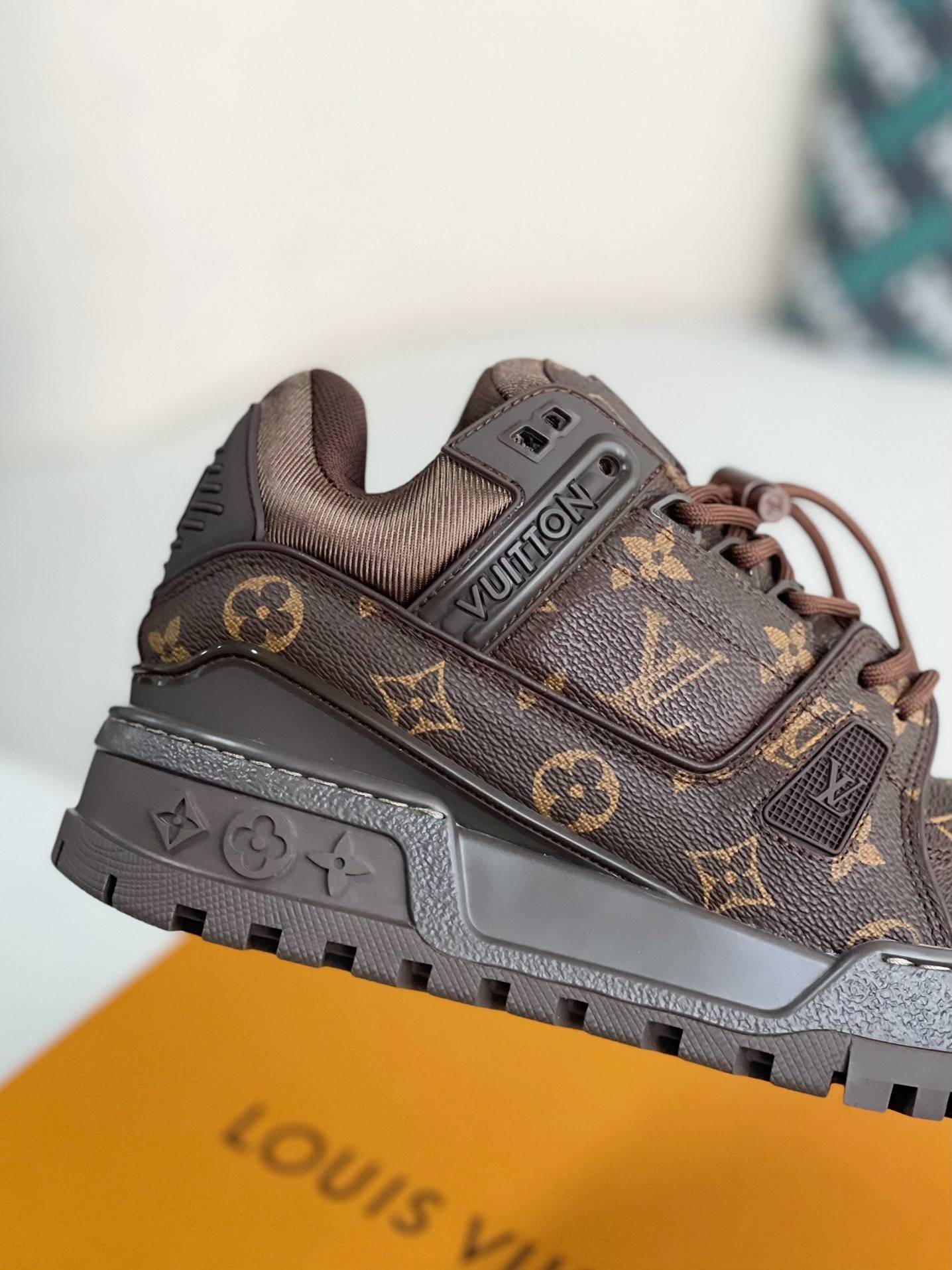 L*V TRAINER SNEAKERS