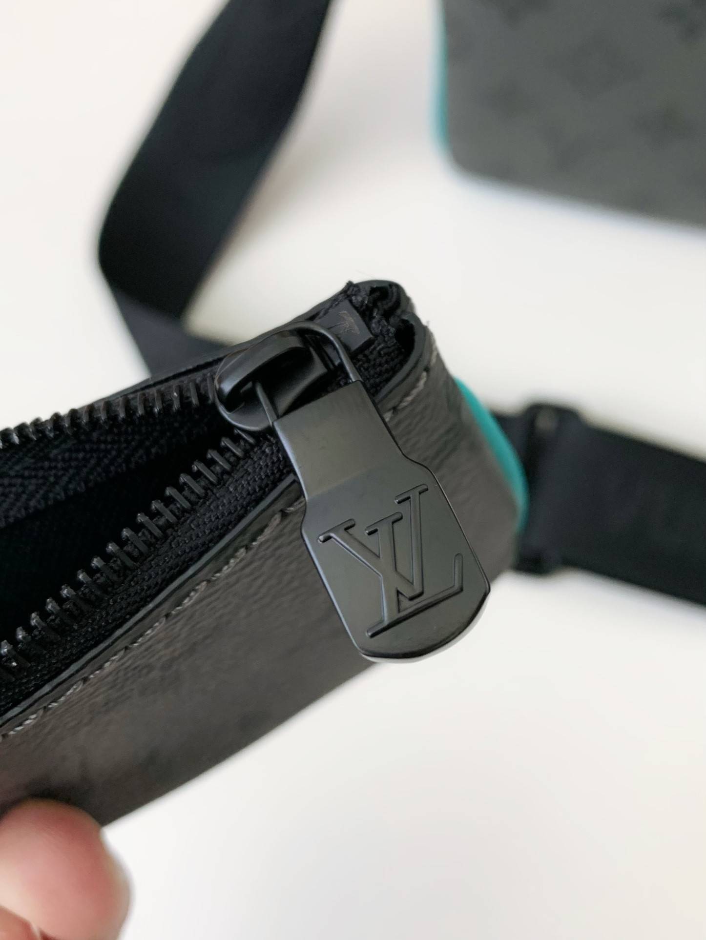 L*V Trio New Men’s colour-matching postman bag M11648  Size：25*18.5*7cm