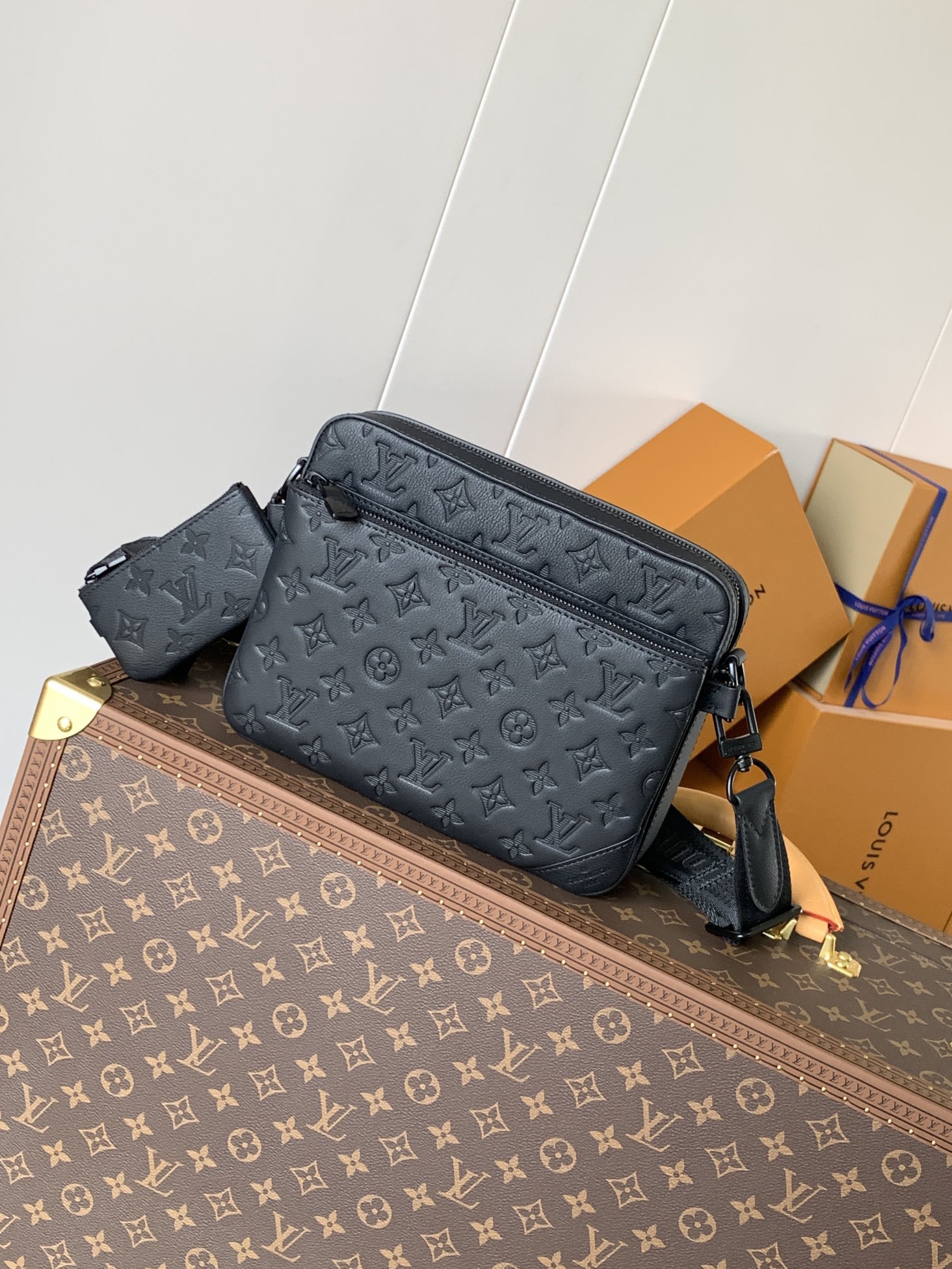 LV Discovery Monogram Shadow M46602