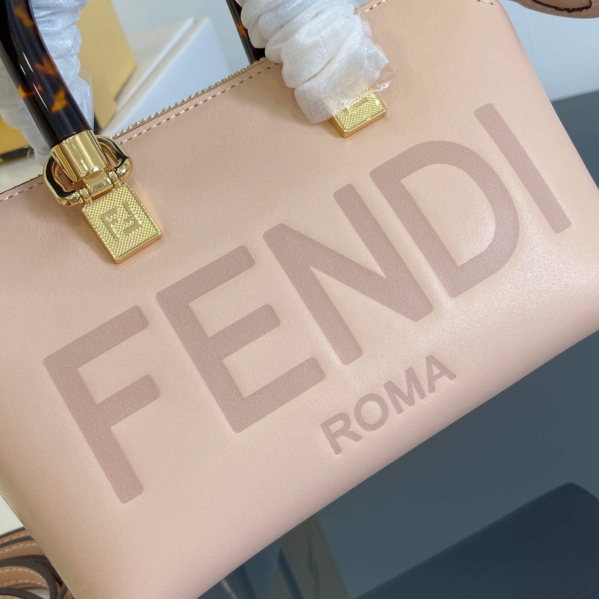 Fendi •Mini By The Way mini bag, calfskin model model: 8067 size: 17×8×9cm