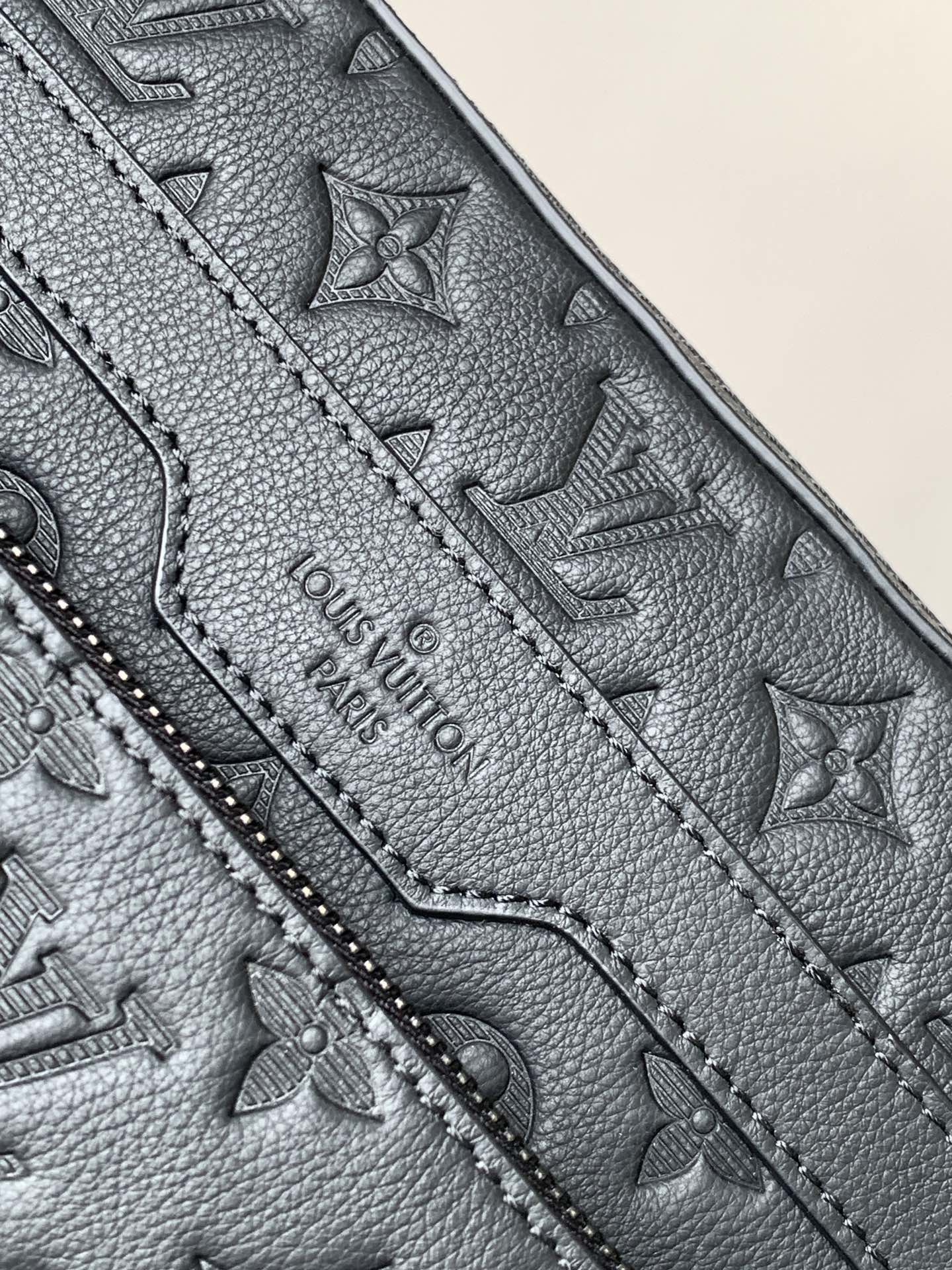 LV Discovery Monogram Shadow M46602