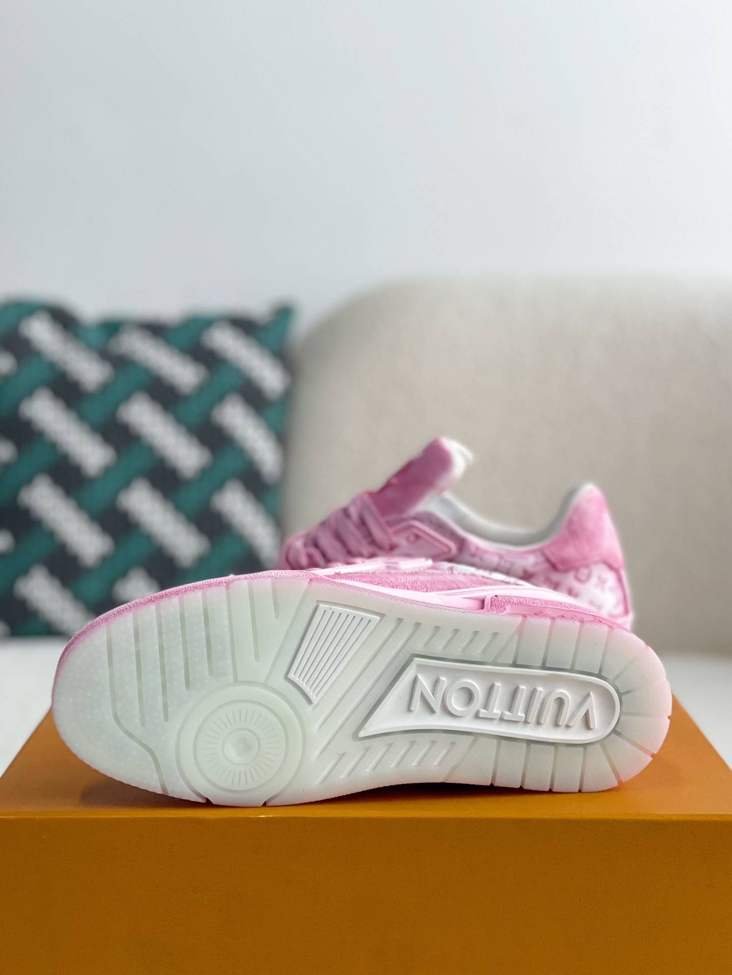 L*V TRAINER SNEAKERS