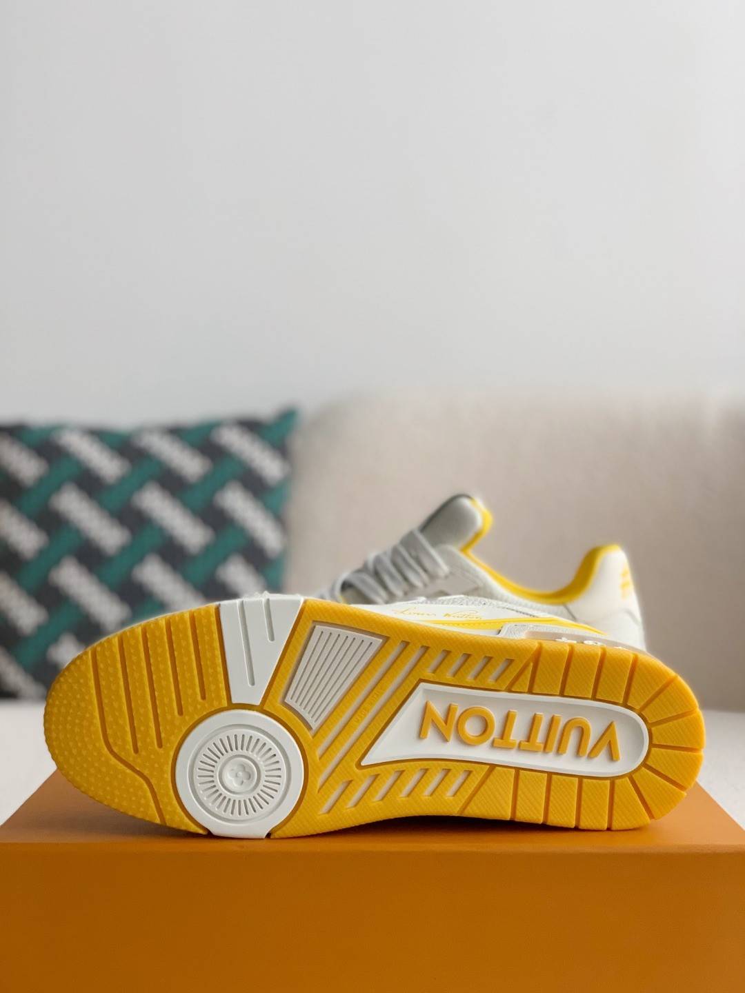 L*V TRAINER Sneakers