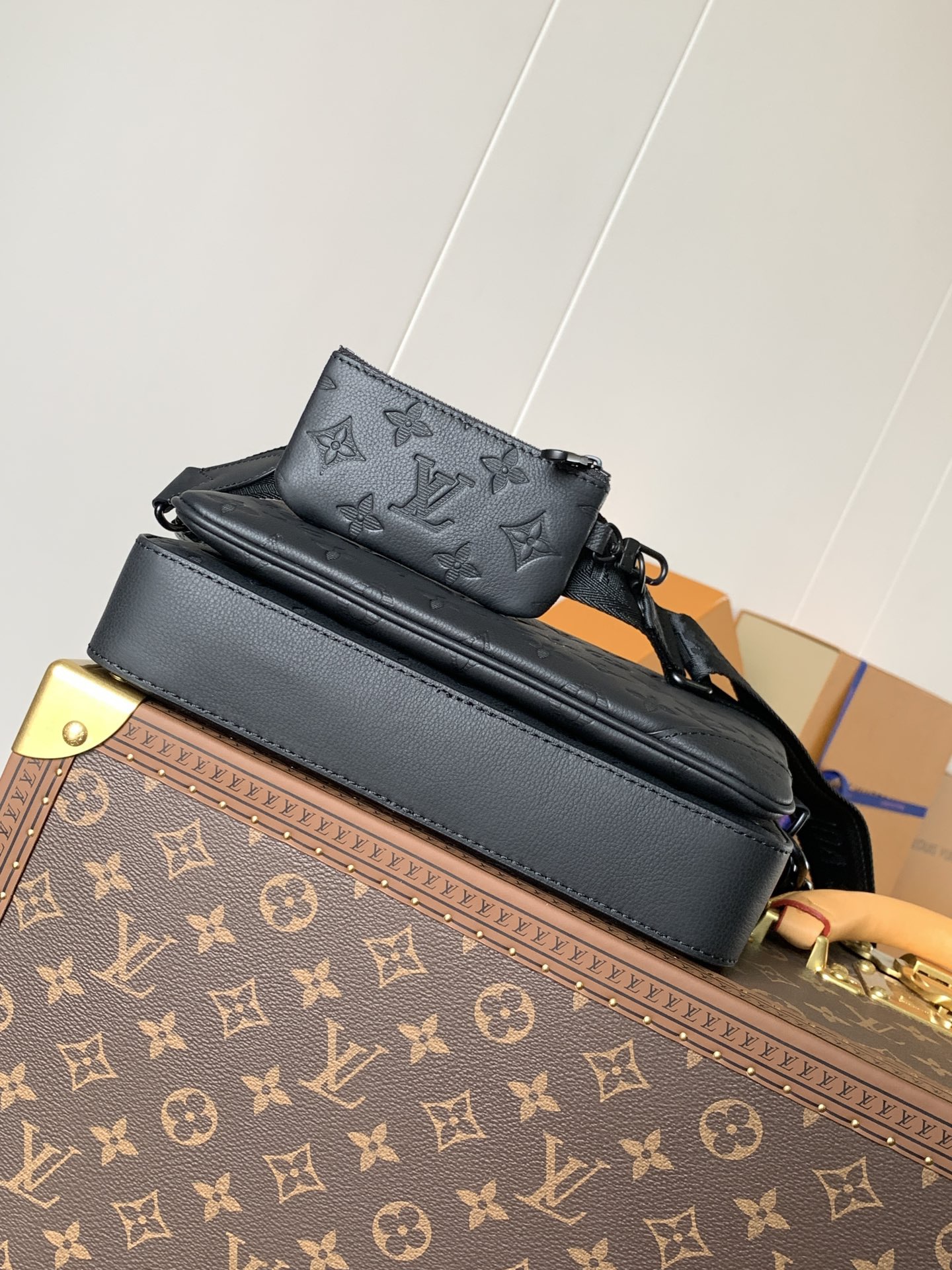 LV Discovery Monogram Shadow M46602
