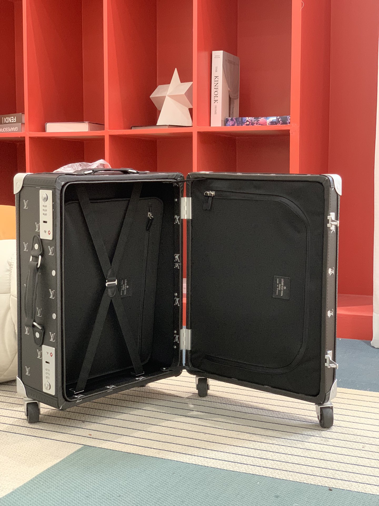 L*V M11067 RUNWAY Rolling Trunk