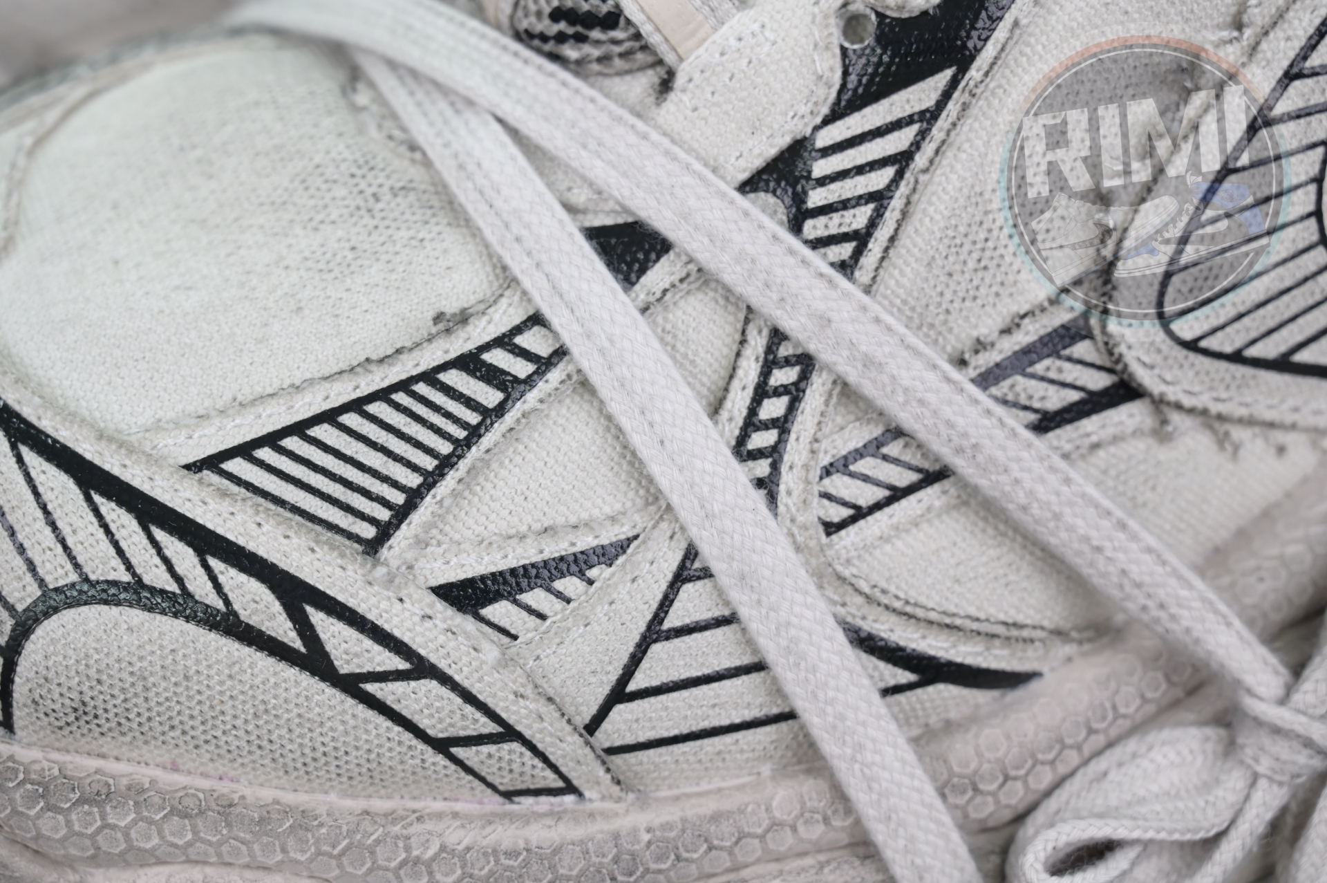 Balenciaga all sizes still in stock! Please contact customer service on iMessage/WhatsApp to purchase! BLGA 3XL