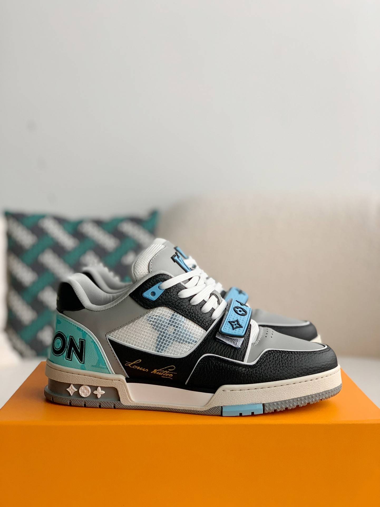 L*V TRAINER Sneakers