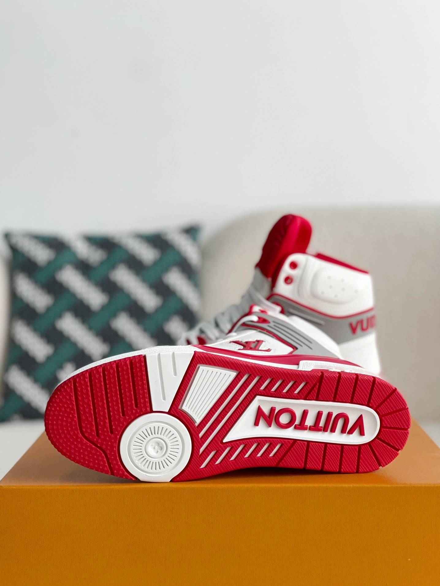 L*V TRAINER SNEAKERS