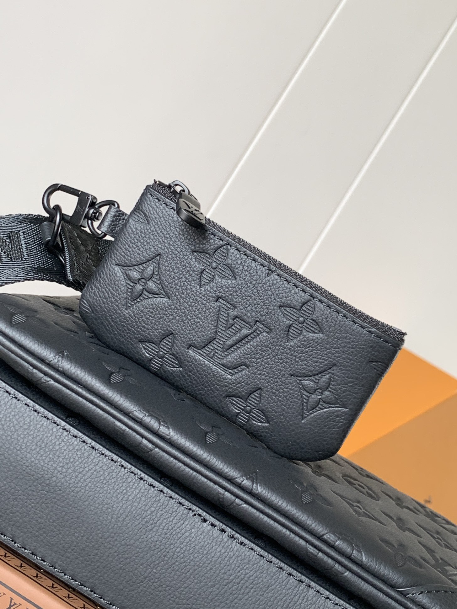 LV Discovery Monogram Shadow M46602